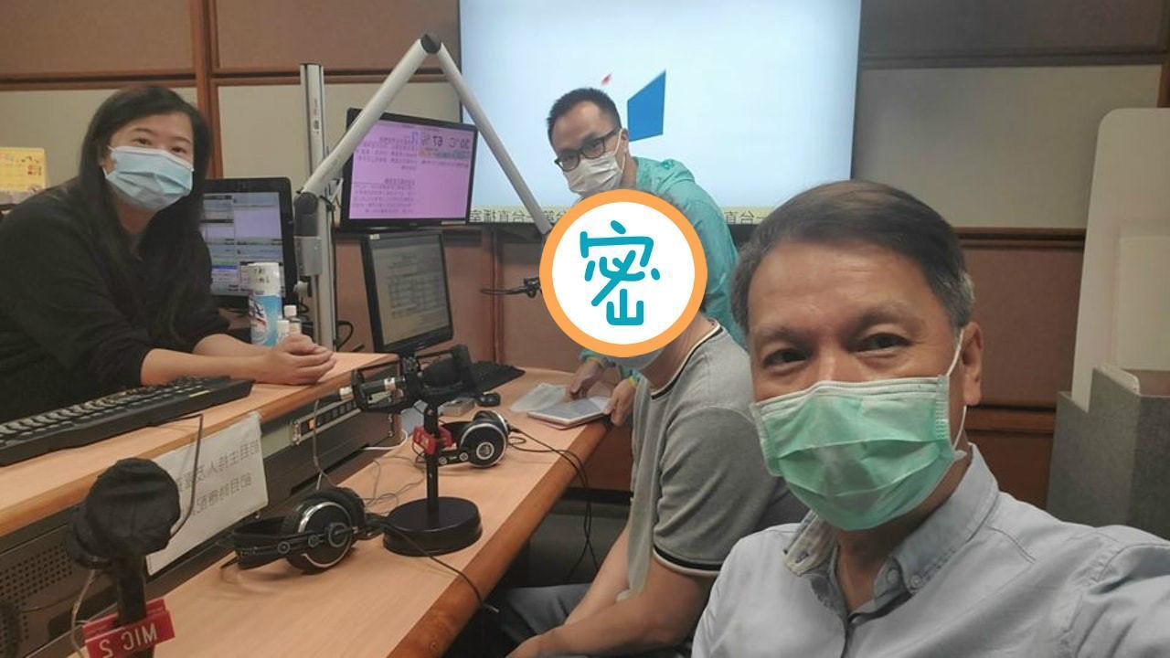 梁榮忠(右二)近照曝光,白髮蒼蒼的模樣與過去意氣風發時判若兩人。(翻攝自開心日報臉書)