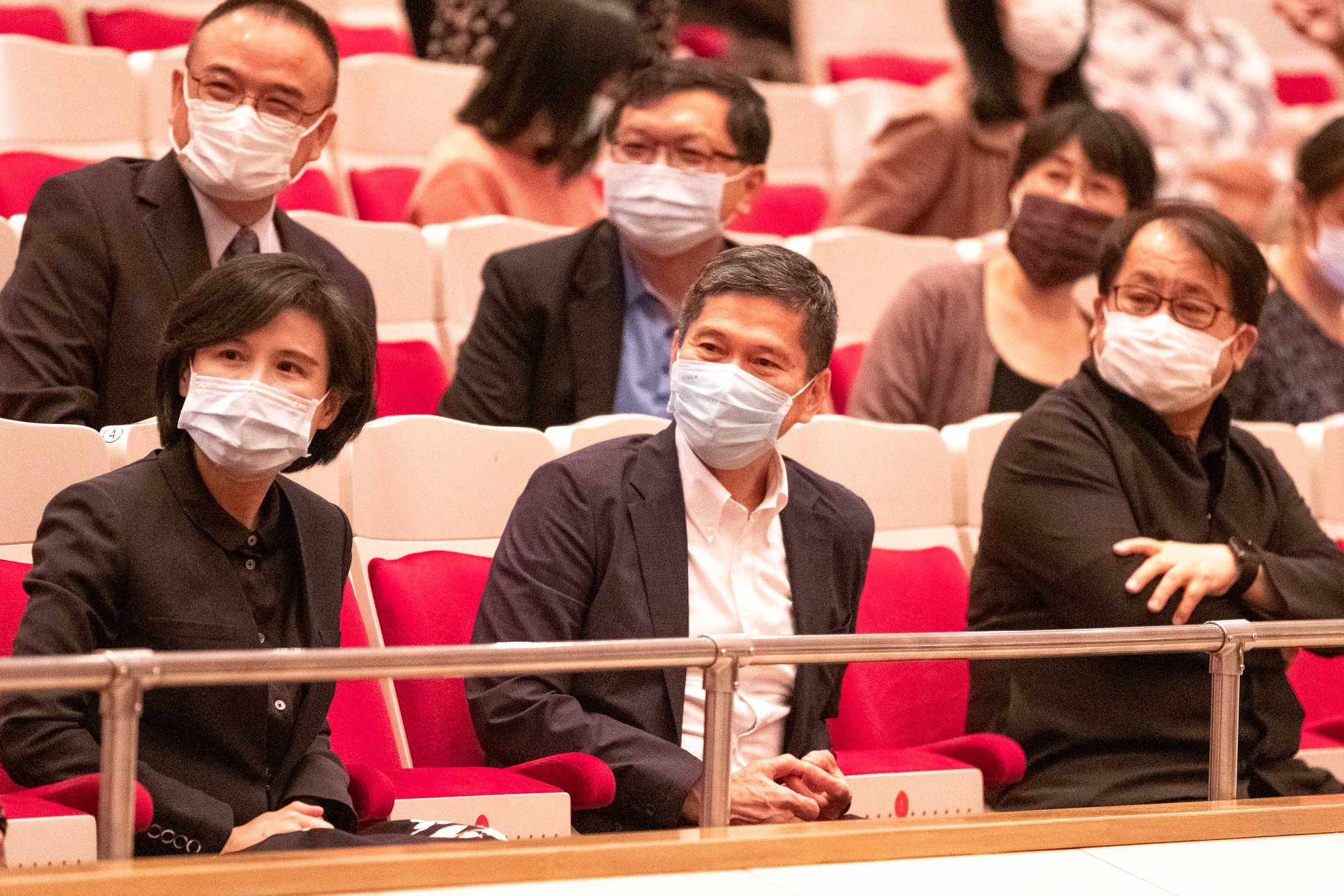 前文化部長鄭麗君(下排左起)、文化部長李永得與國家表演藝術中心董事長朱宗慶一同欣賞演出。(翻攝自國家兩廳院 NTCH, Taipei臉書)