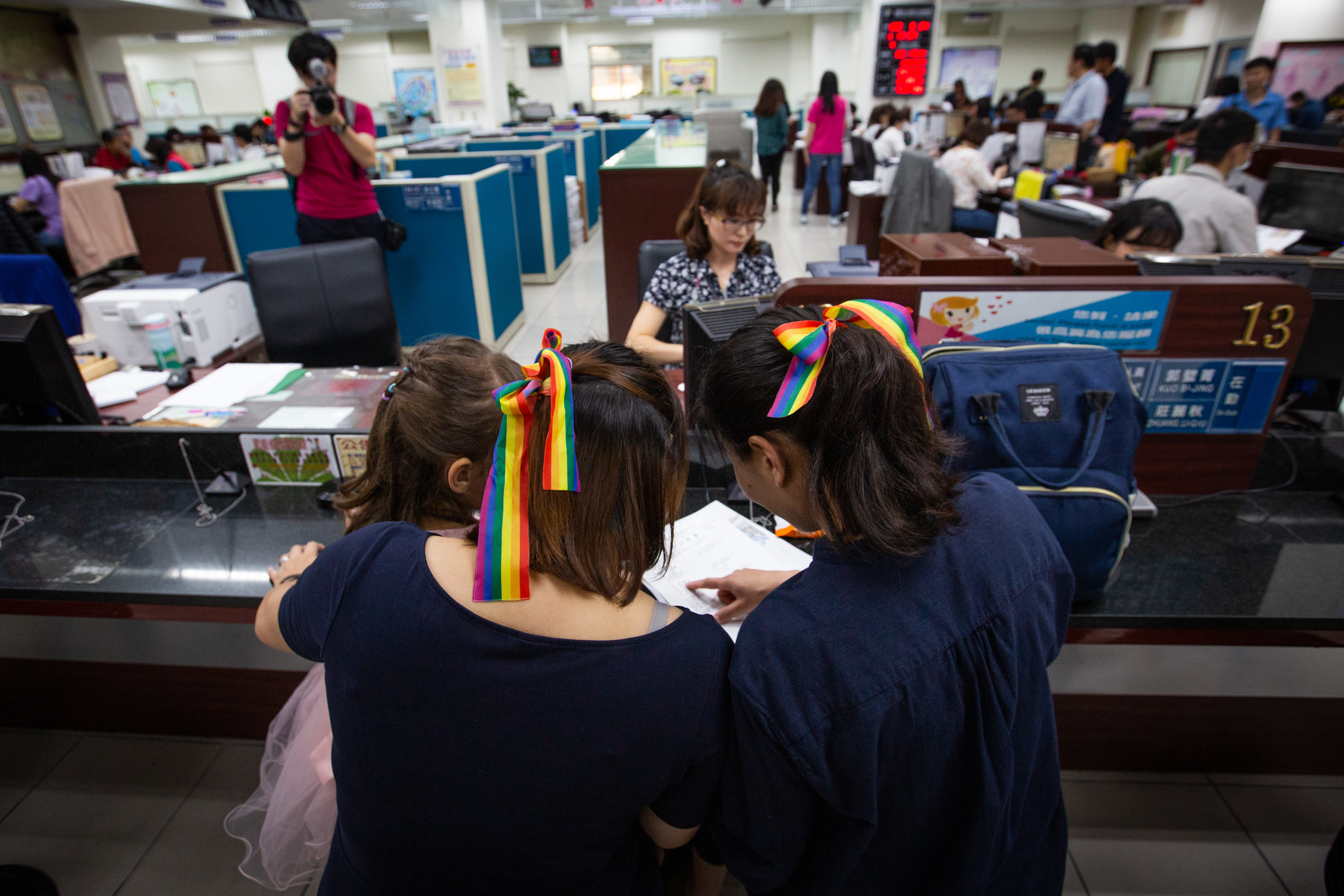 同婚專法25日上路滿週年，移民署表示開放符合資格的外籍人士辦理同婚註記。（本刊資料照）