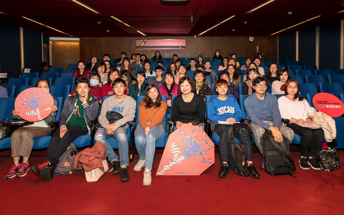 編劇在業界常位居弱勢，黃秀蘭（前排右四）會鼓勵他們一旦發生合約爭議，要克服羞怯、面對法律流程。（翻攝自join.tfi.org.tw）