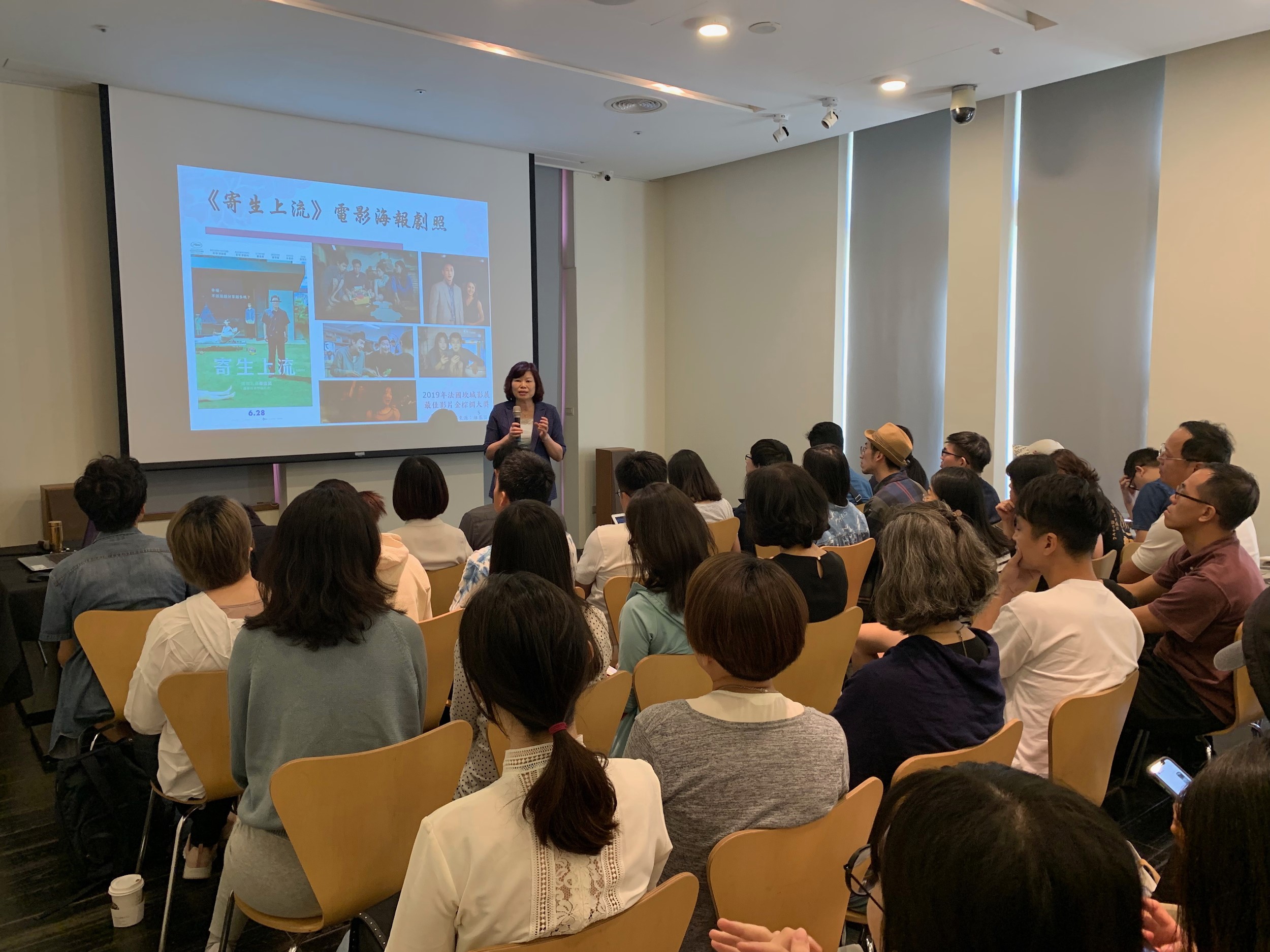 黃秀蘭常透過教學或演講向影視工作者解說著作權法案例。 （黃秀蘭提供）
