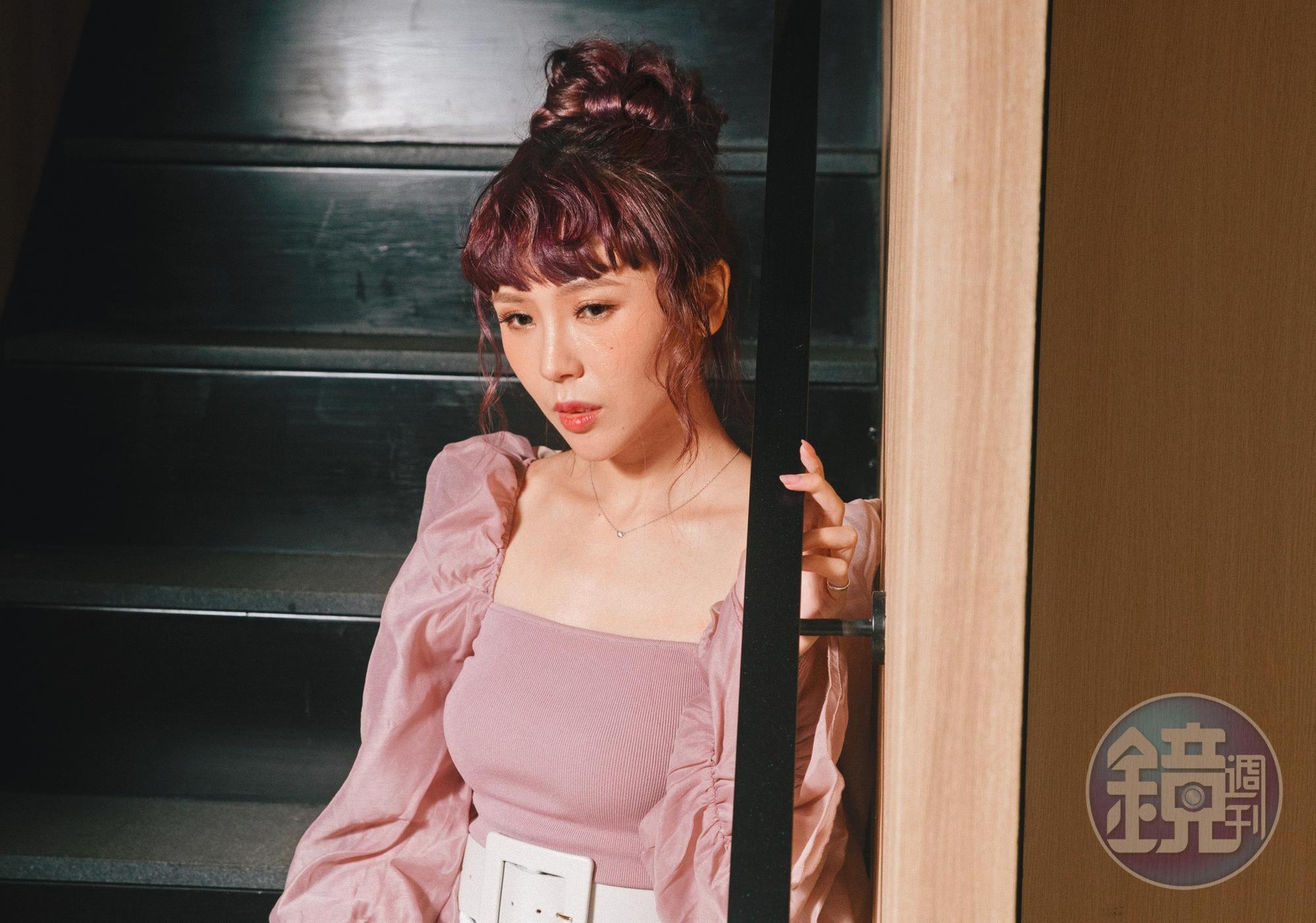 麗絲從無雙樂團出道，曾出過兩張單曲、辦個人售票演唱會，如今推出新單曲〈誰來帶走我的哭泣〉。
