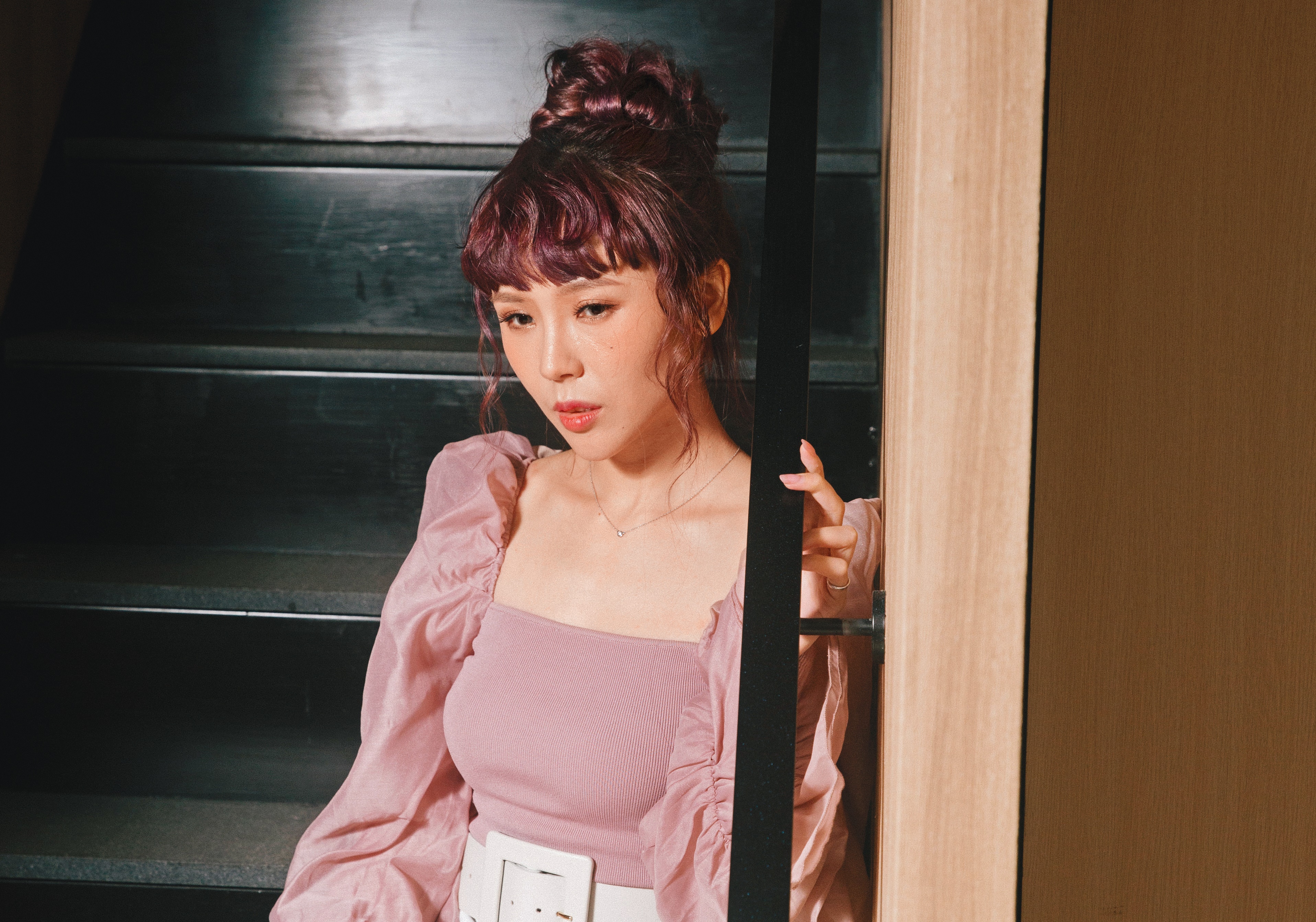 麗絲從無雙樂團出道，曾出過兩張單曲、辦個人售票演唱會，如今推出新單曲〈誰來帶走我的哭泣〉。