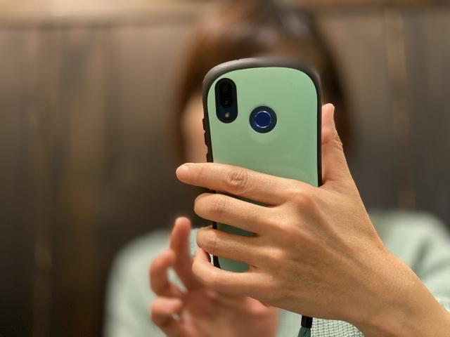 少女遭脅迫拍「露毛照」,最新判決認為「難佐證是否猥褻」而對男子改成輕判。示意圖。(翻攝自Photo-AC)