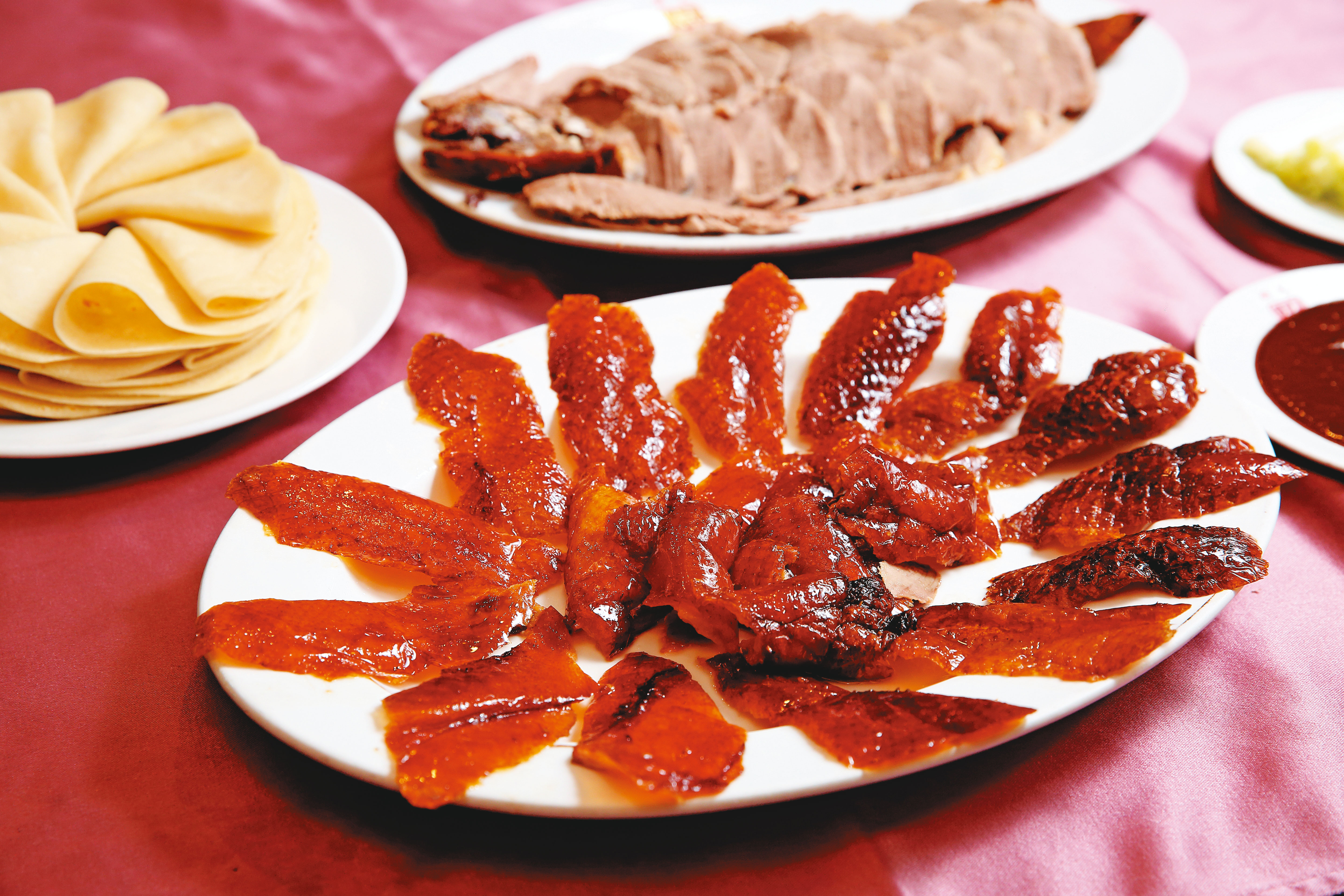 天廚的烤鴨是鎮店之寶,片好的鴨皮色澤油亮、鮮美酥脆,鴨肉也軟嫩不柴。(1,200元/一吃)