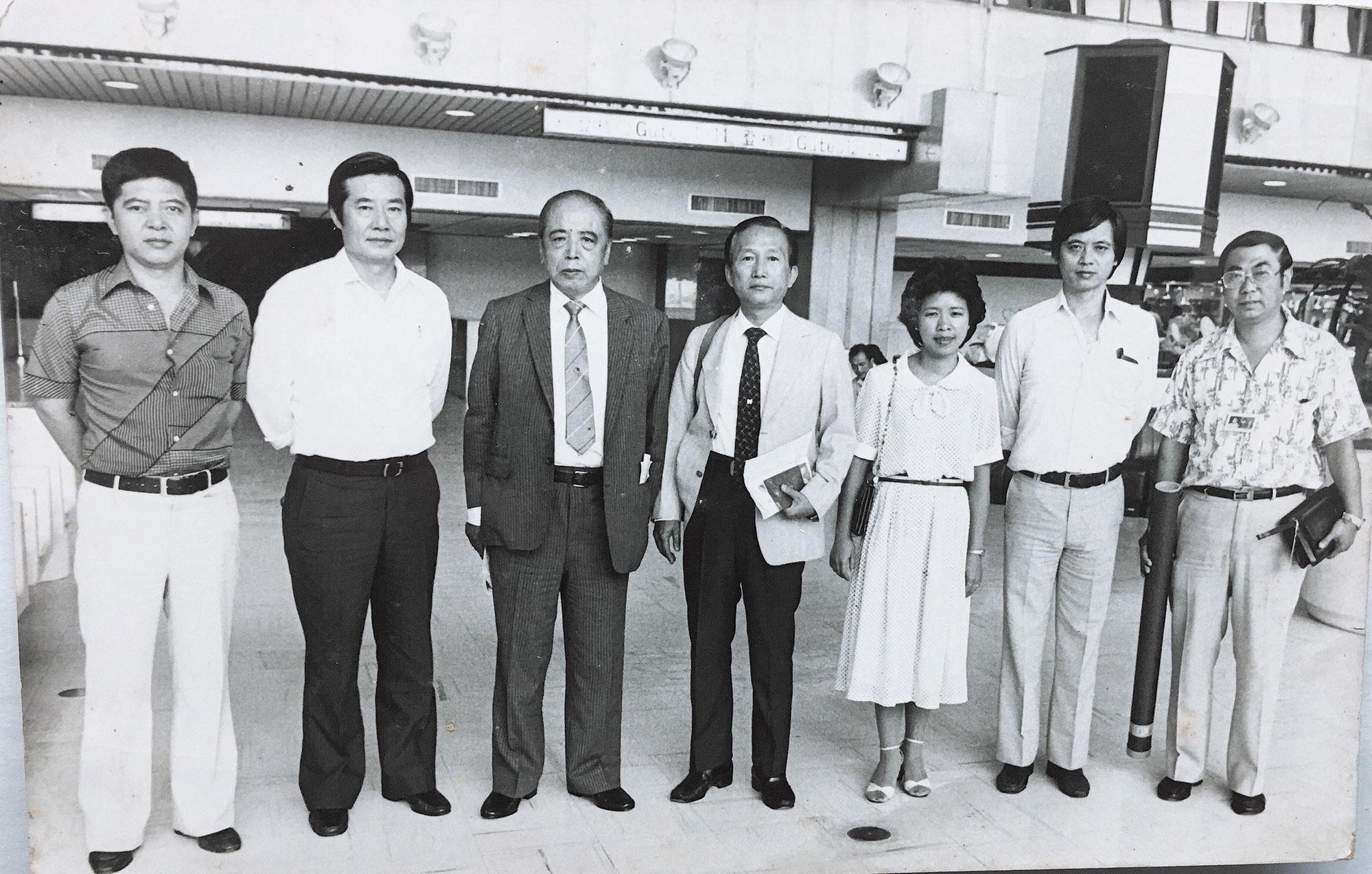 天廚曾一度要到日本發展，出國前第一代老闆陳萬策（左3）、主廚范振國（左2）和陳虎符（右1）、陳虎門（左1）在機場合影留念。（天廚提供）