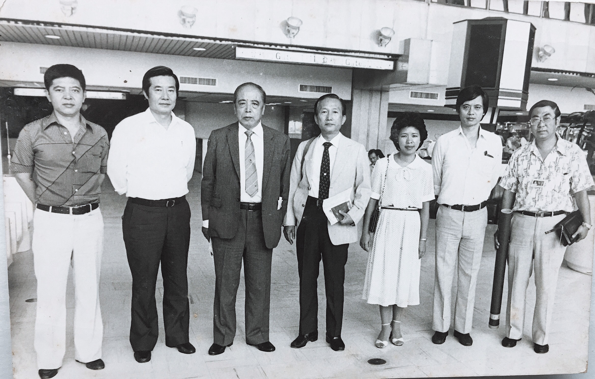 天廚曾一度要到日本發展,出國前第一代老闆陳萬策(左3)、主廚范振國(左2)和陳虎符(右1)、陳虎門(左1)在機場合影留念。(天廚提供)