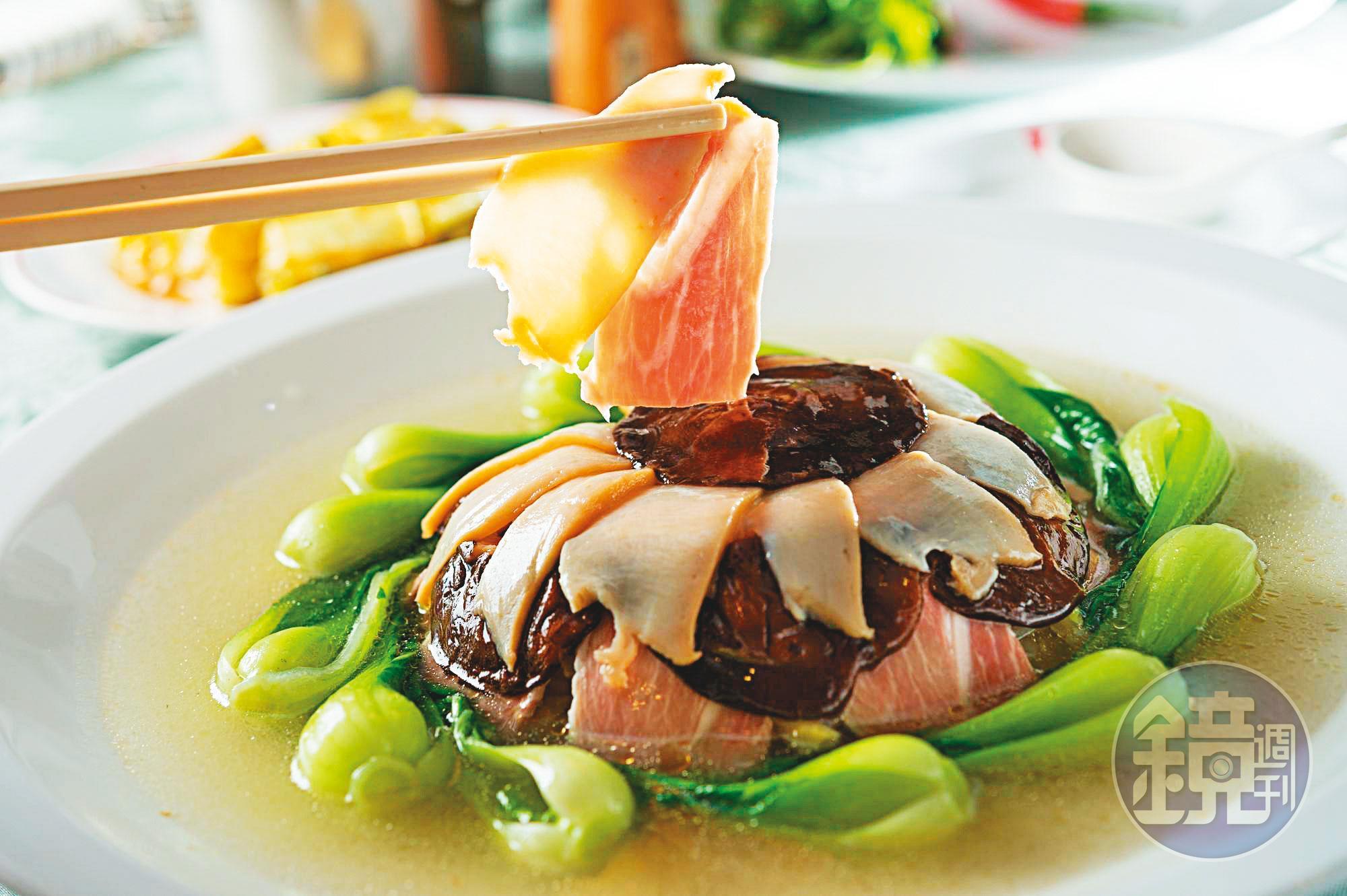 天廚老豆腐以老母雞湯細煨豆腐，直到豆腐生孔，再與鮑魚、火腿等扣進碗裡蒸，一道菜納盡山珍海味。（795元／中份）（李明宜攝）