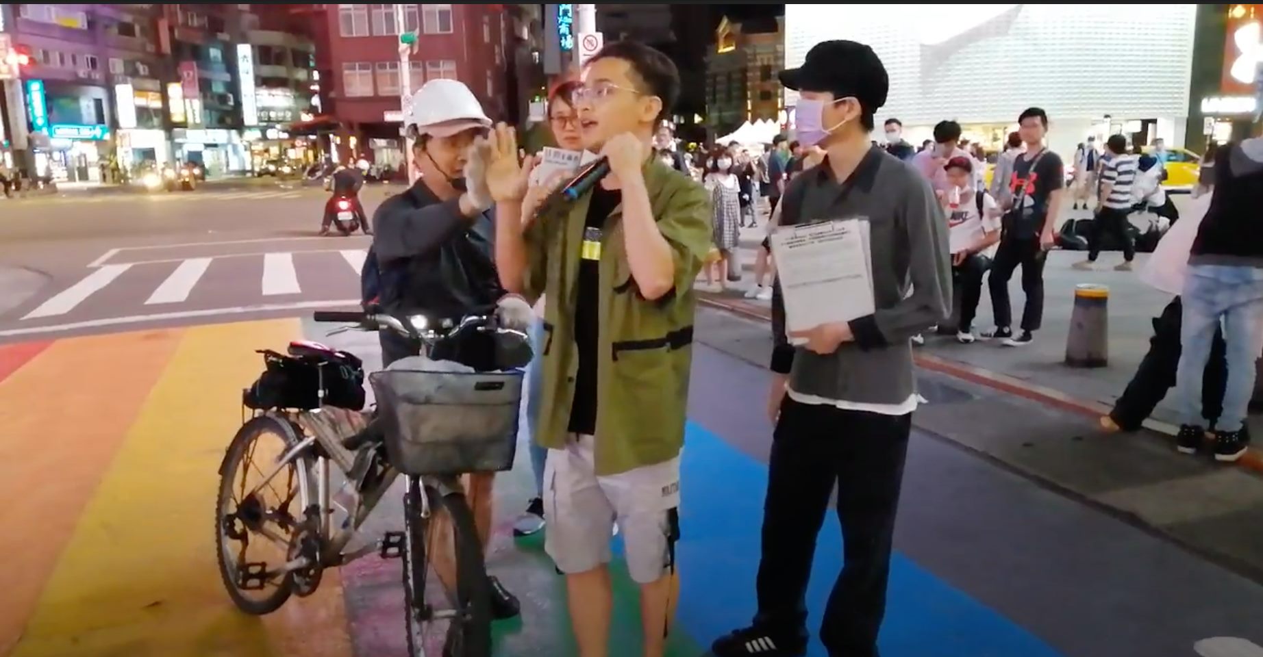 公民團體在西門町申請擺攤宣傳罷韓活動，卻被韓粉（左）鬧場攻擊 。（翻攝自國際社會主義前進臉書）