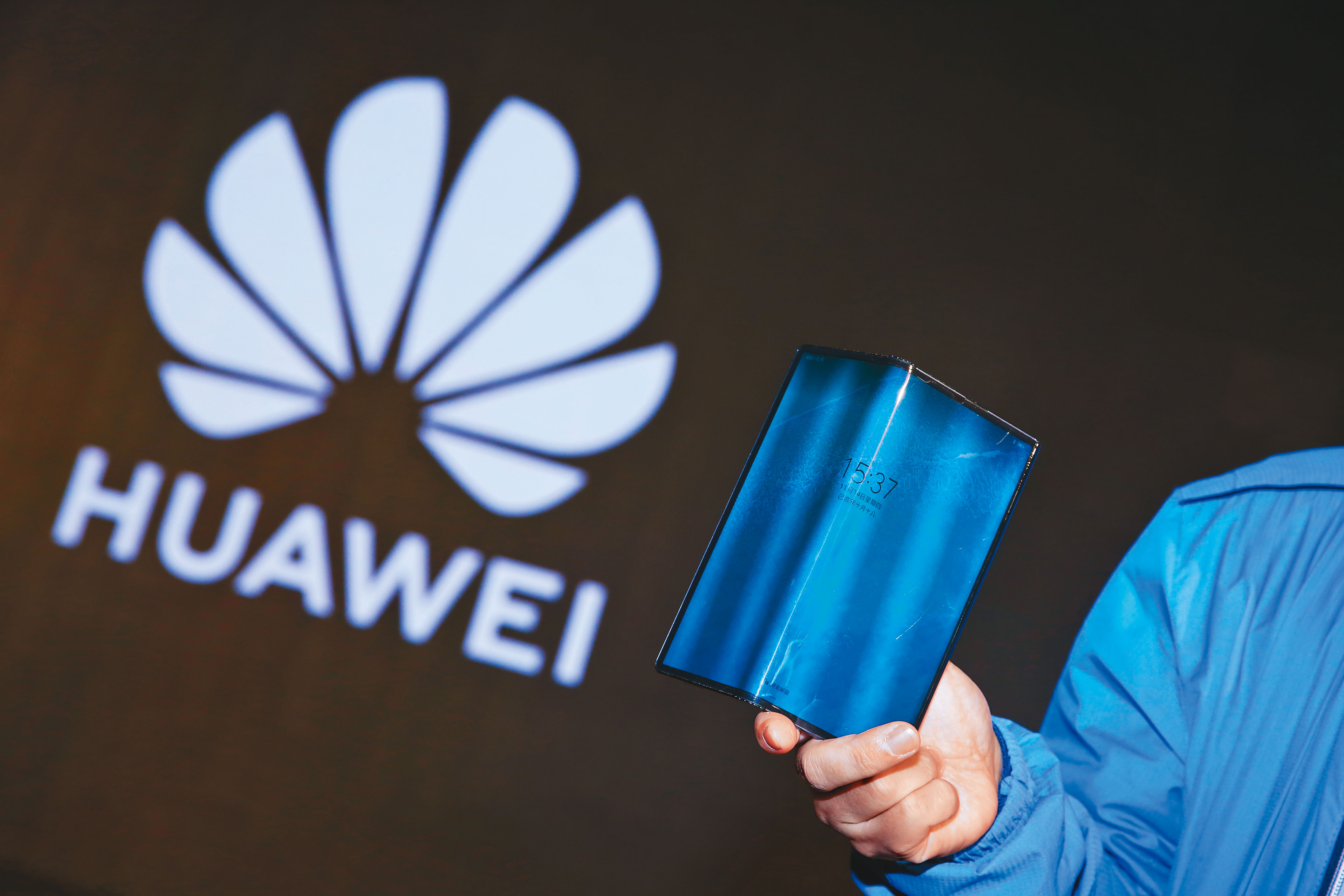 5月15日美國商務部發布華為封殺令，台灣的護國神山台積電首當其衝，大立光、穩懋等科技廠商也將面臨站隊美國或中國的抉擇，您我的投資、工作、生活，同樣無法置身事外。