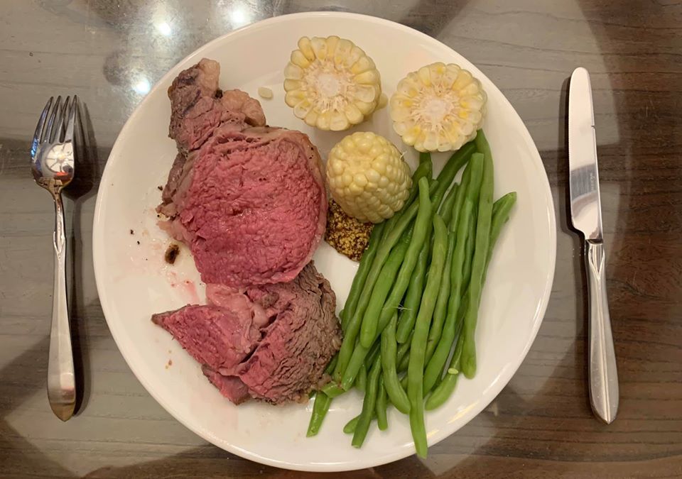 假日正式版的「英式烤肋眼牛排」，切出來漂亮的粉紅色，旁邊搭水煮蔬菜，健康。