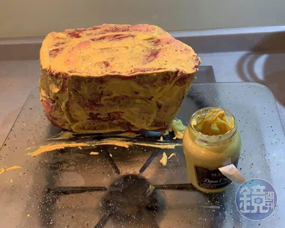 入烤箱前,均勻抹上第戎芥末醬。