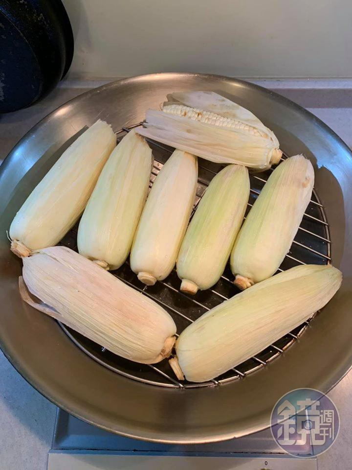 玉米洗淨上鍋蒸20分鐘。