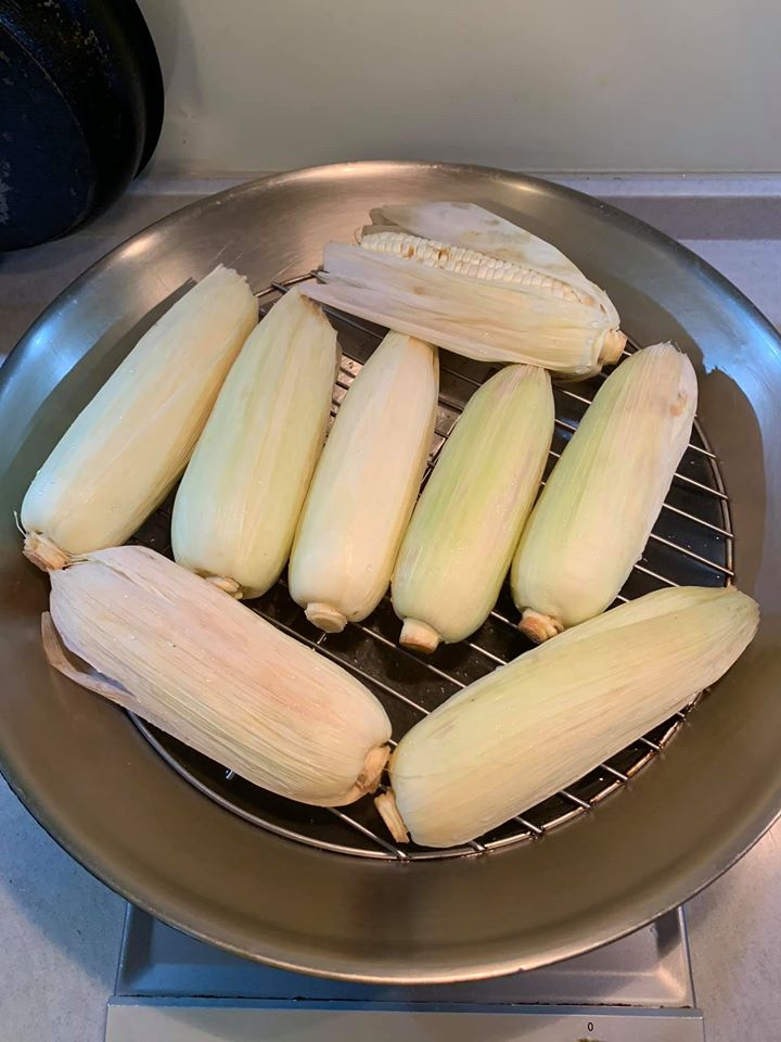 玉米洗淨上鍋蒸20分鐘。