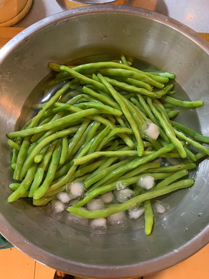 等四季豆變色轉熟後，取出浸冰水。
