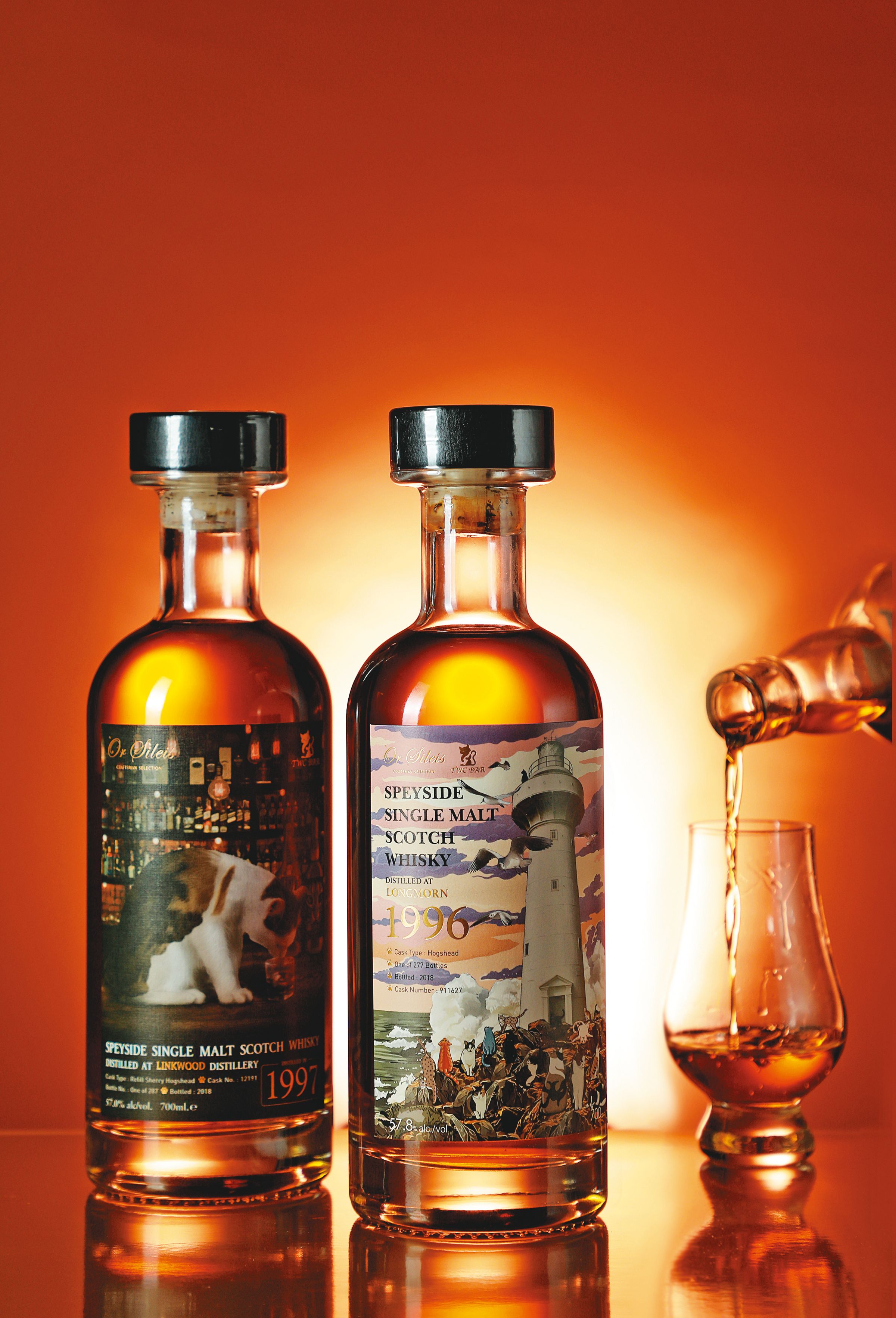 Ór Sìleis的貓系列，鵝鑾鼻燈塔下貓群（右）酒標中的是1996 Longmorn，另一支酒吧裡的醉貓（左）裝的是1997 Linkwood。（礫石，皆5,500元／瓶）