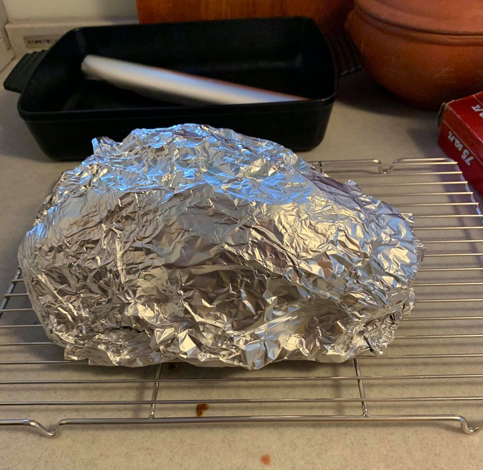 用錫箔紙包覆整塊牛排，靜置30分鐘。