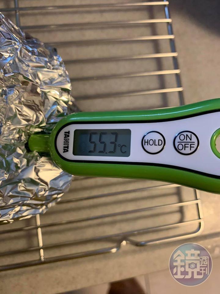 靜置30分鐘後,取溫度計測中心溫度為55度左右,表示達5分熟。