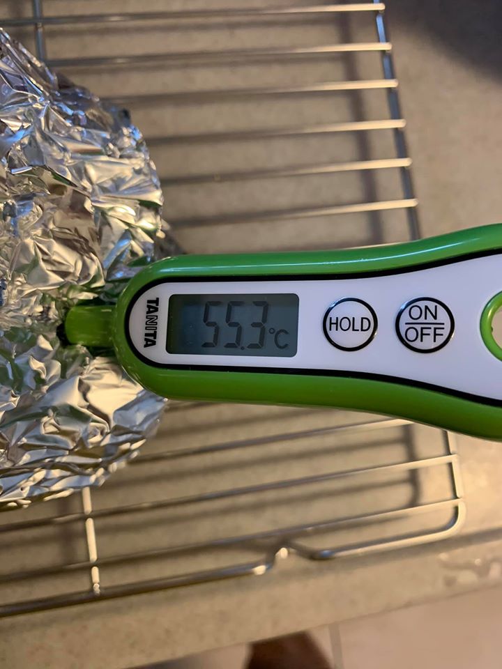 靜置30分鐘後，取溫度計測中心溫度為55度左右，表示達5分熟。