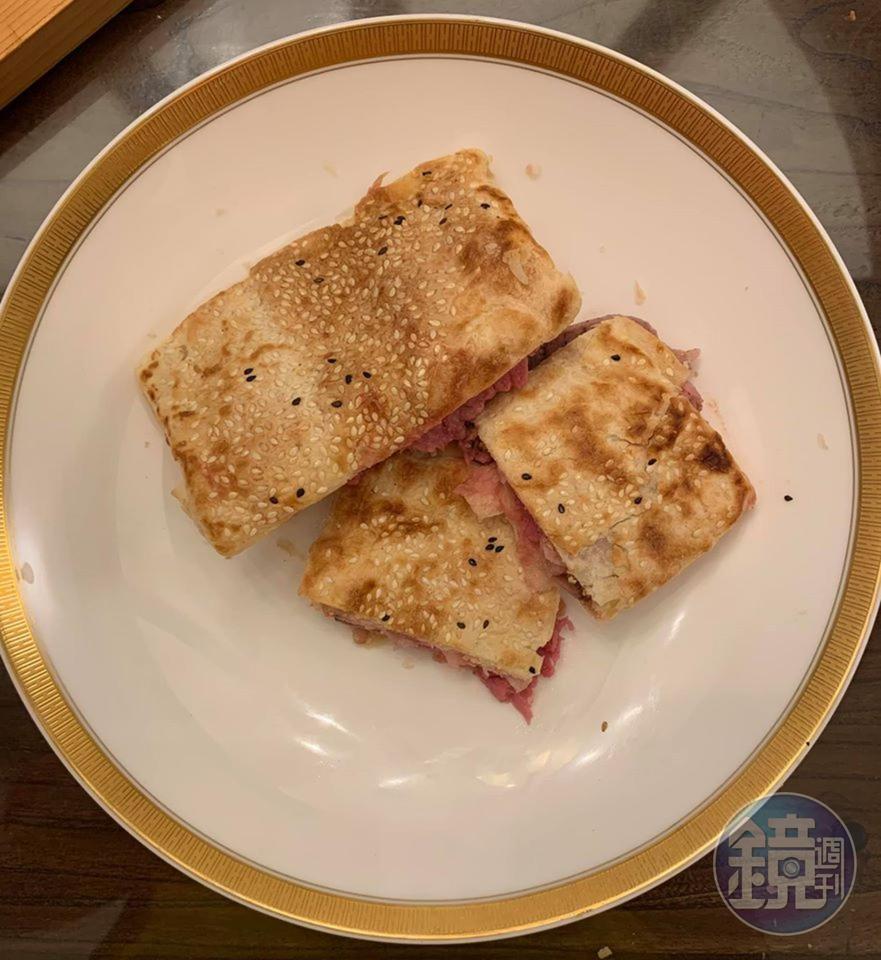 黎智英版「燒餅夾肋眼牛排」,黎老闆要求餅酥肉嫩,今天有達到要求。