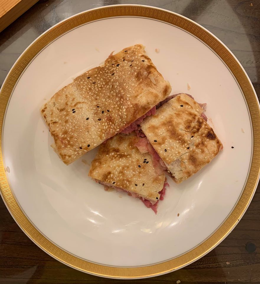 黎智英版「燒餅夾肋眼牛排」，黎老闆要求餅酥肉嫩，今天有達到要求。