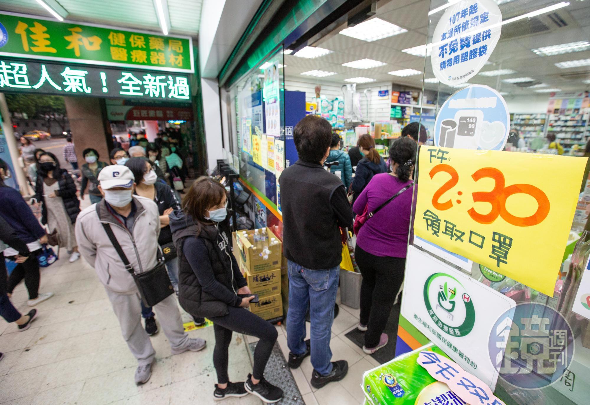 台灣從2月實施口罩實名制，在防疫上成功超前部屬。