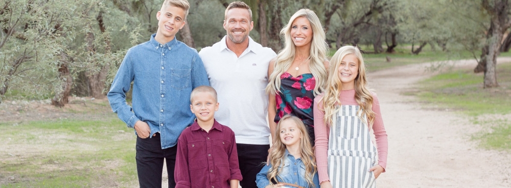 克里斯鮑爾（左三）與海蒂（右二）全家福，過去兩人一直以夫妻檔的形象出現在節目中，也一起經營減重事業。（翻攝自Chris Powellee官方粉絲團）