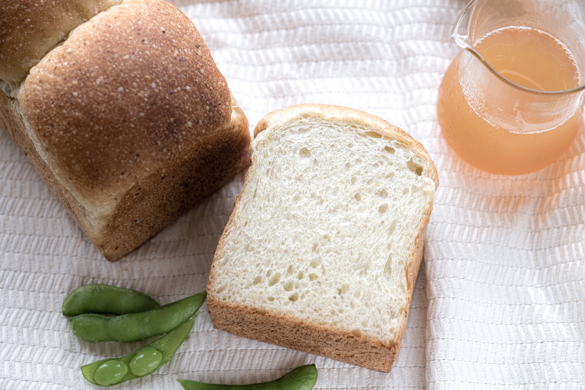 宜蘭新開麵包店「莢麵包」，店內主打商品是以毛豆做成的「莢吐司」。