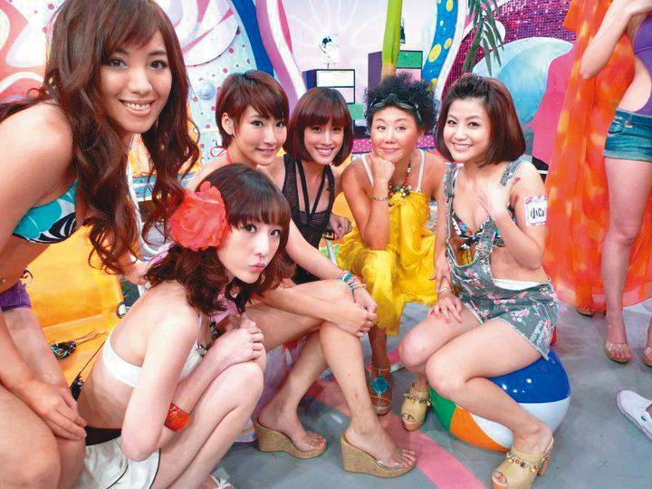 徐瑋婷(左三)曾是《女人我最大》的固定班底「虎妞」,俏麗的短髮令人印象深刻。