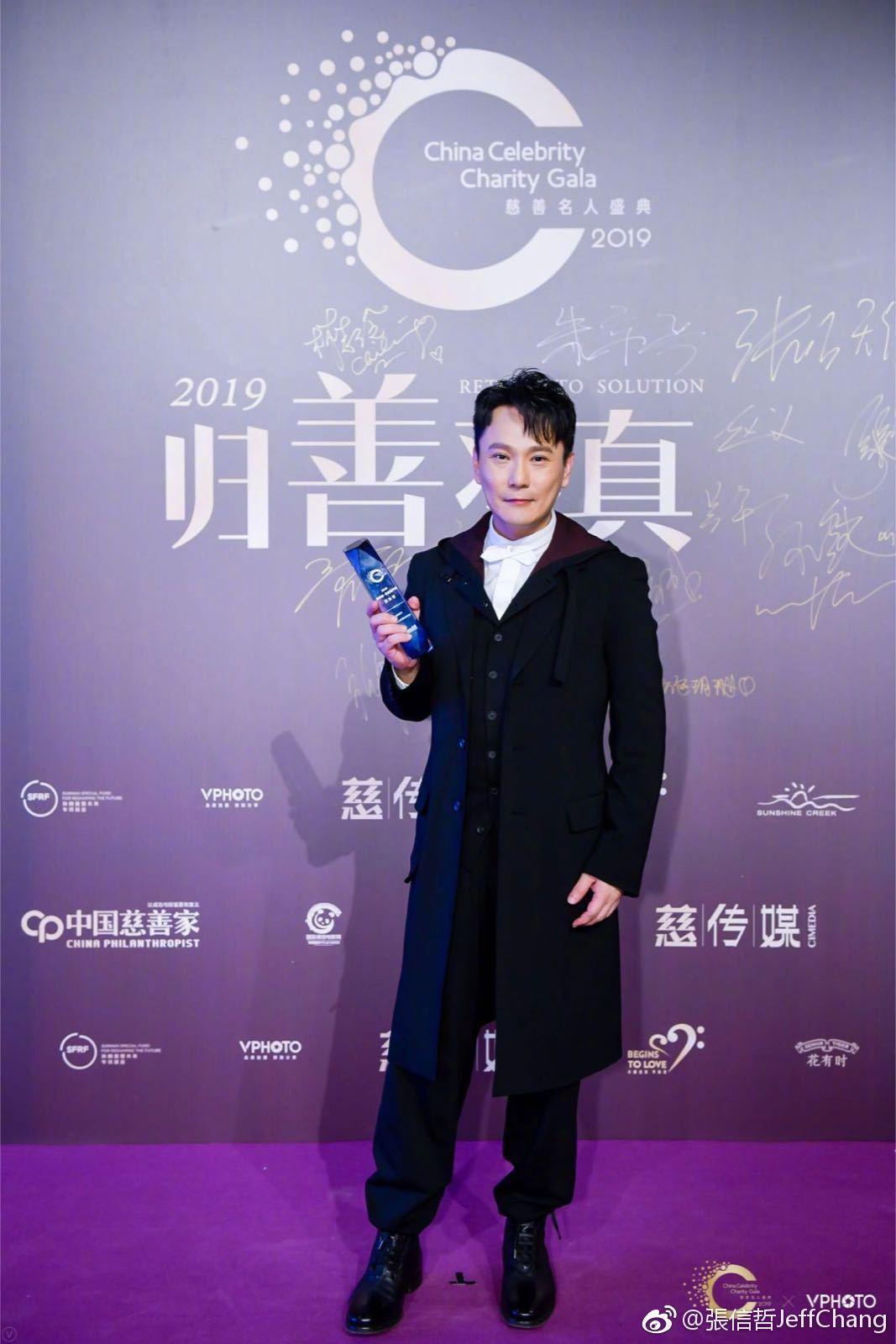 張信哲最初堅決不參加《我是歌手》比賽,到了第4季卻以踢館歌手身分參賽,最後還贏得第2名。(翻攝自張信哲微博)