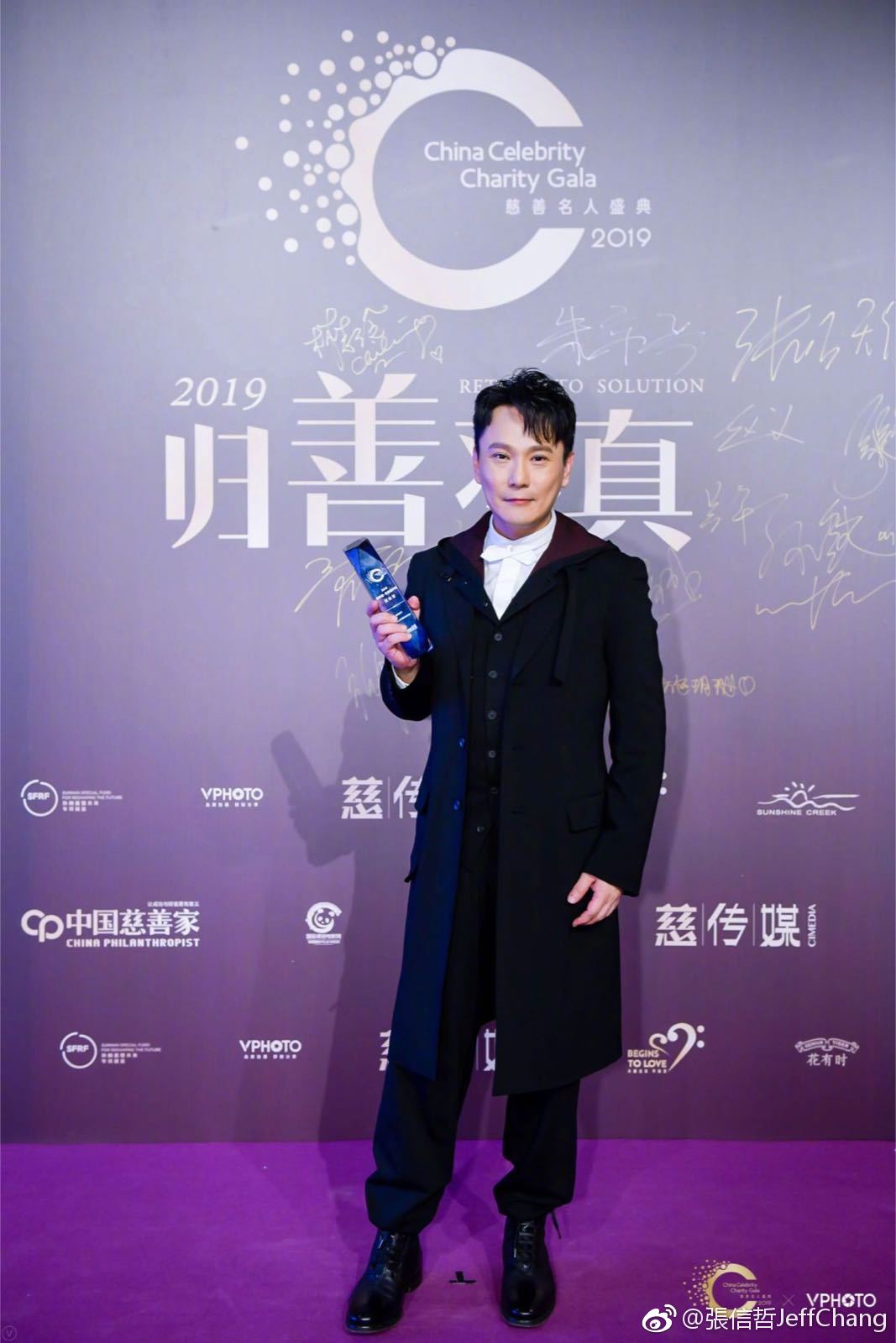 張信哲最初堅決不參加《我是歌手》比賽，到了第4季卻以踢館歌手身分參賽，最後還贏得第2名。（翻攝自張信哲微博）