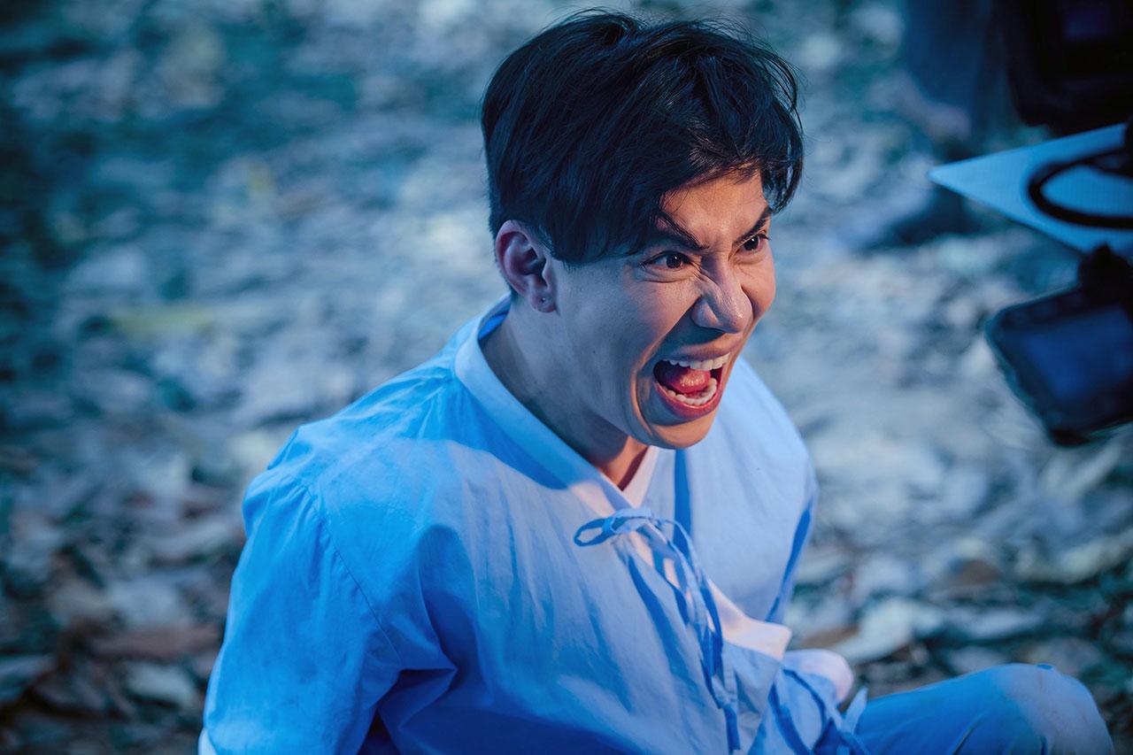 人氣網紅Aimaue演出《淒厲人僧》，在墓地拍攝時感到有神祕視線盯著他。（威視提供）