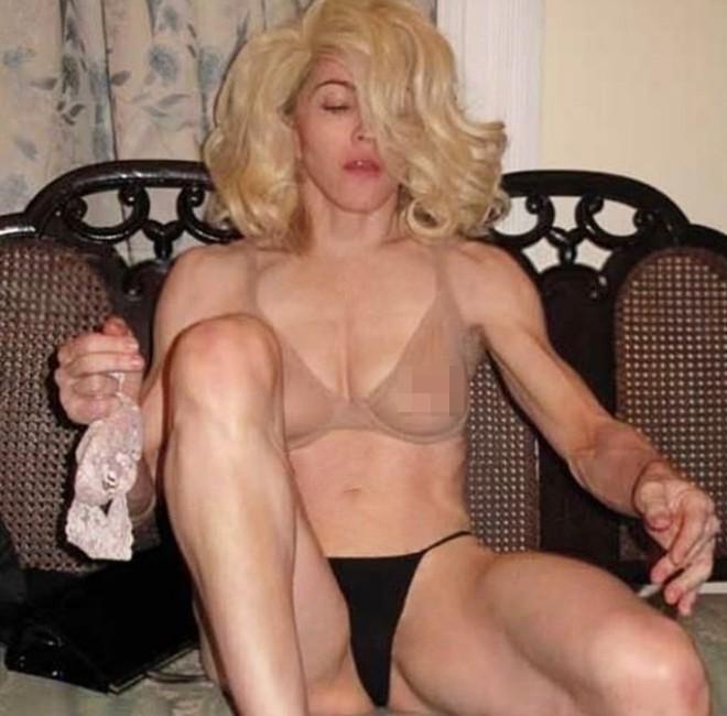 娜姐在Instagram放上腿張超開，上身穿著膚色BRA的露點照。（取自Madonna Instagram）