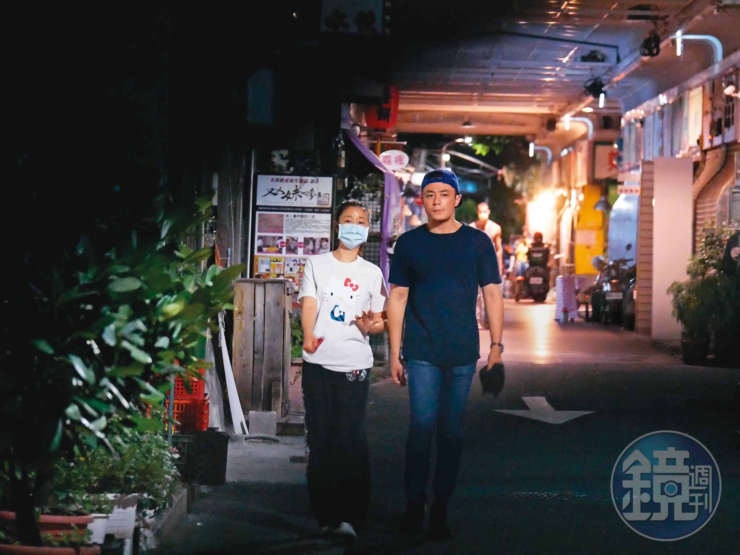 5／17 23：39深夜時分，林心如與老公霍建華穿輕便服現身台北街頭。