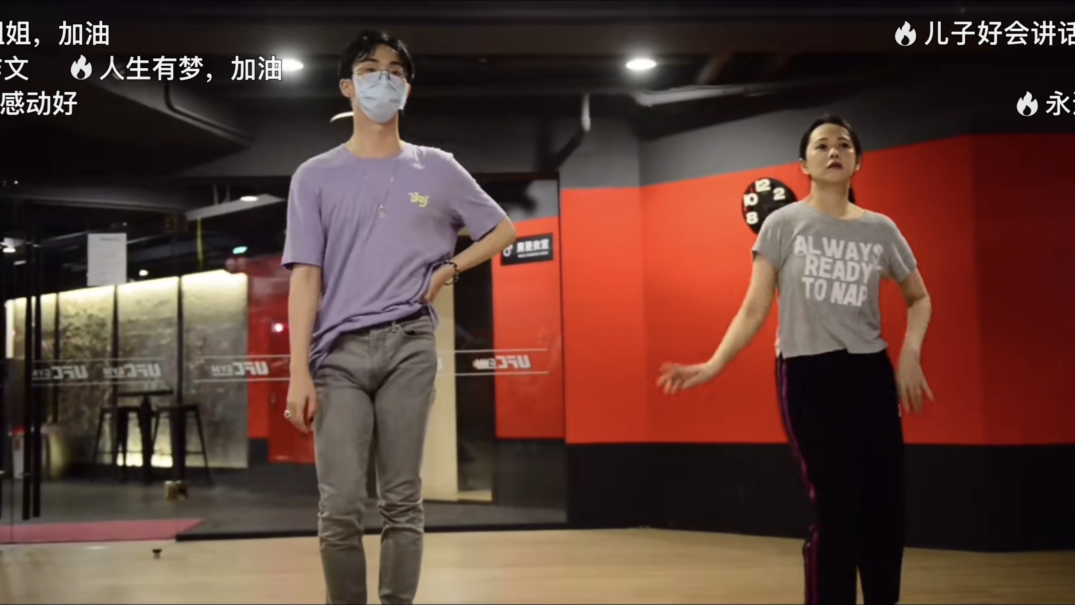 伊能靜與兒子小哈利一起練舞。(摘自伊能靜微博)