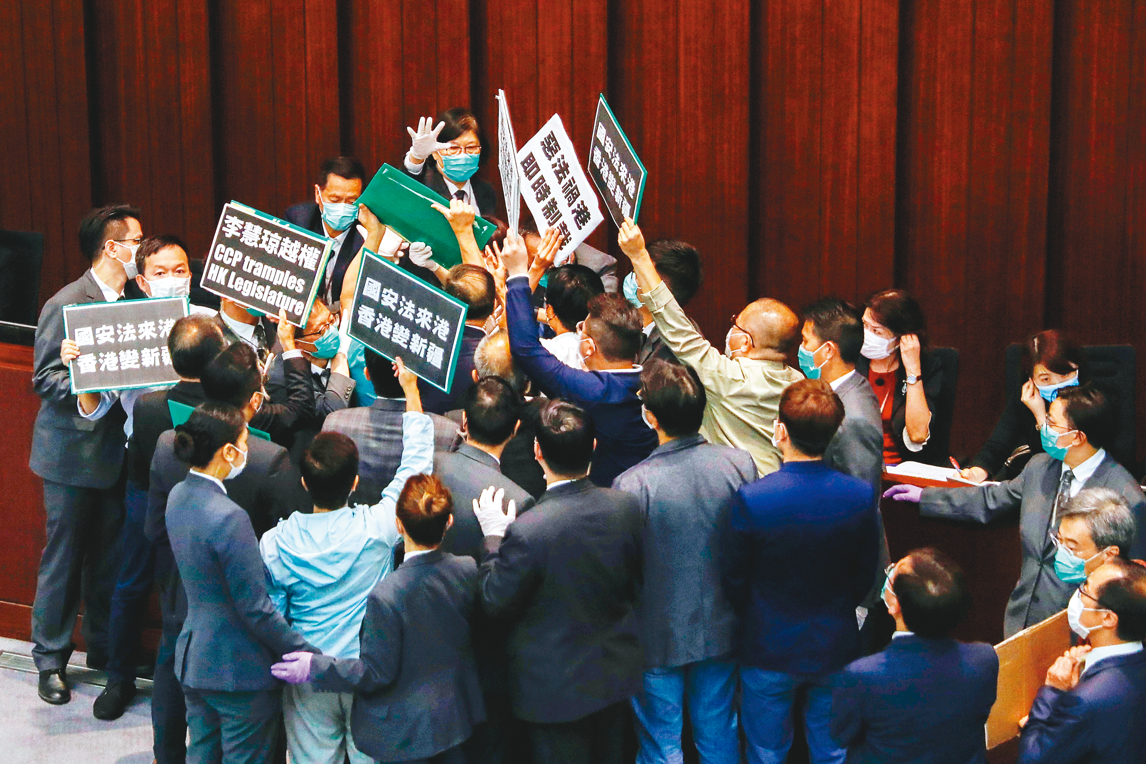 港版《國安法》草案推出後，抗爭再起，香港股市重挫，亞股也受影響。（達志影像）
