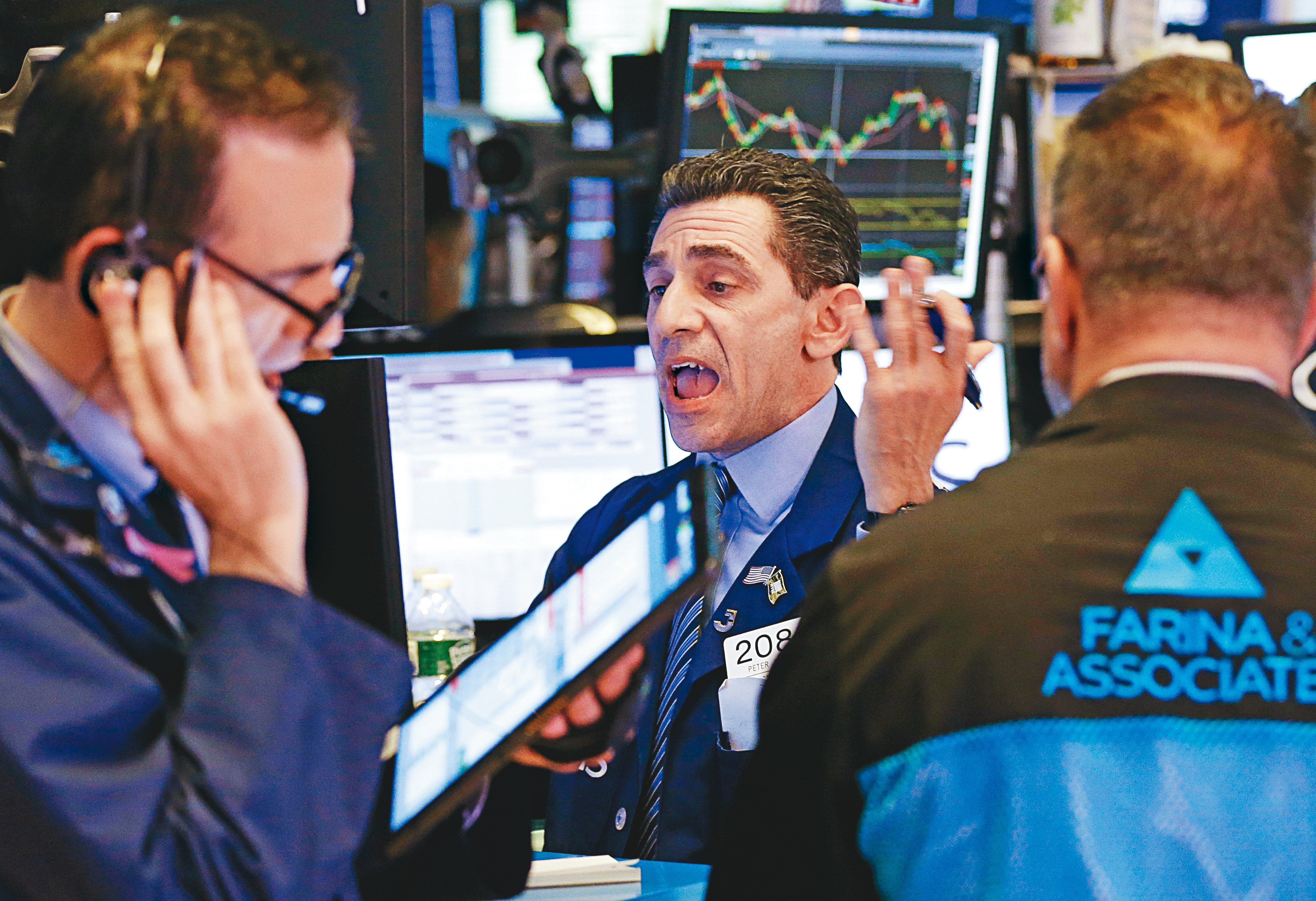 新冠疫情造成3月全球股市大跌，讓滿手股票的投資人因害怕而離開市場。（東方IC）