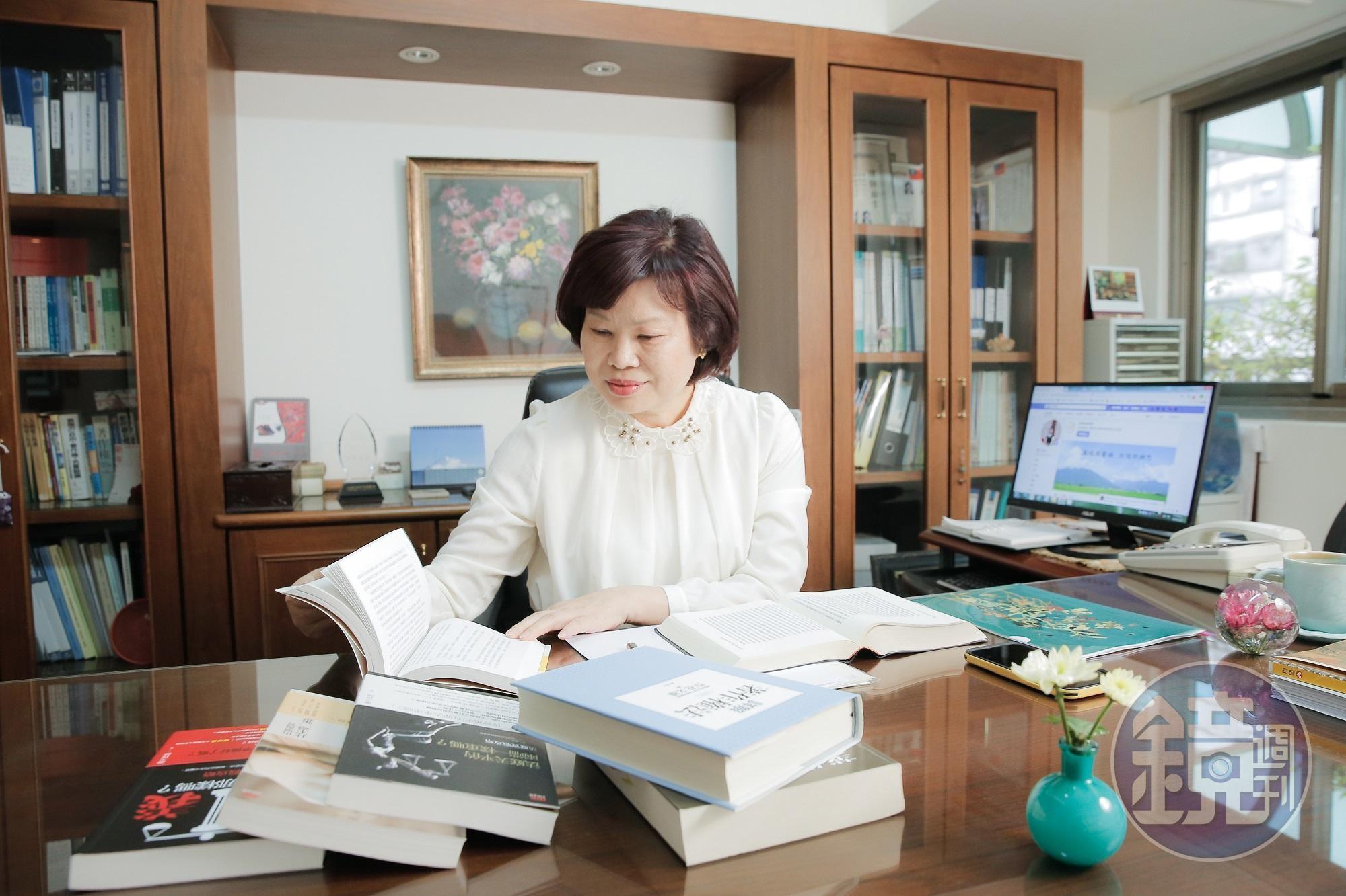 熱愛閱讀的黃秀蘭，常在書本裡追尋人生解答。