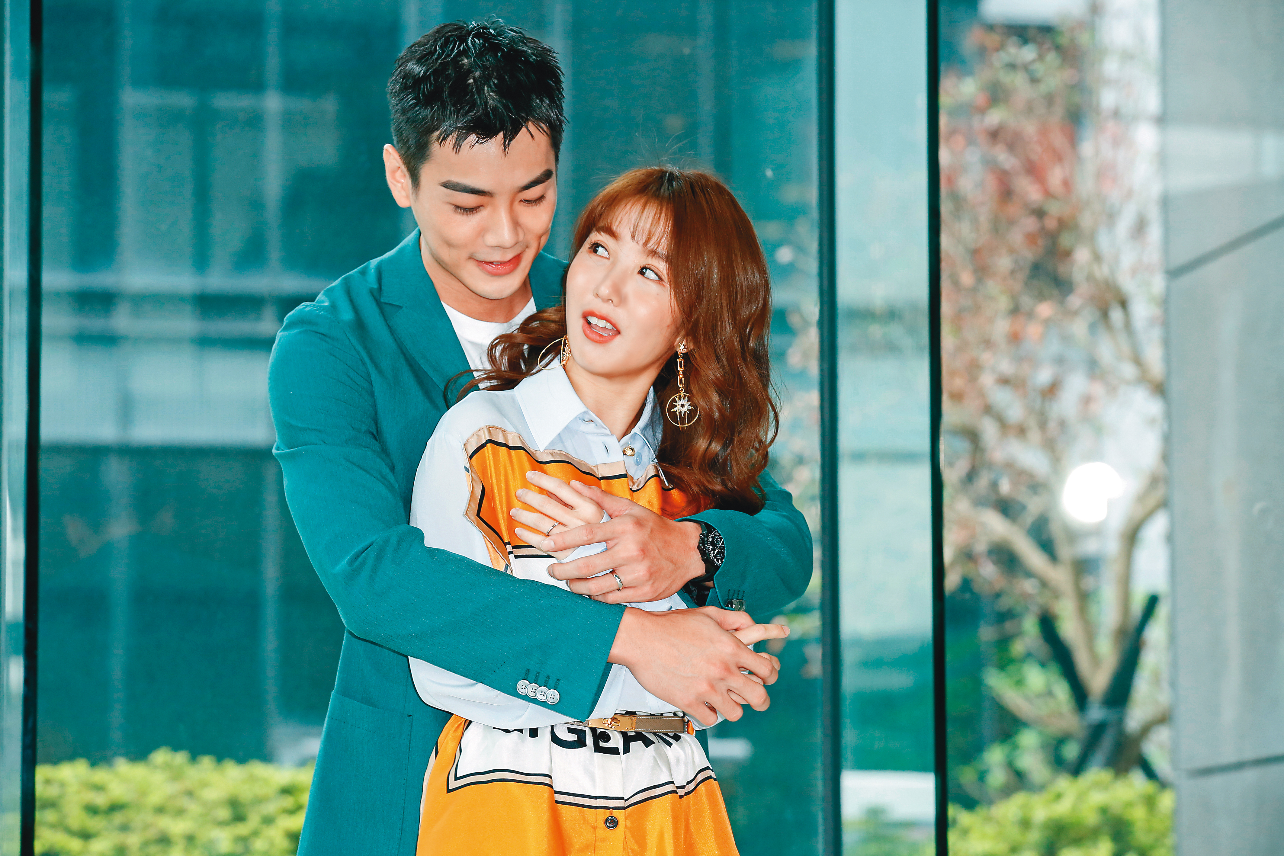 禾浩辰抓著郭書瑤的手，表情看似非常投入；他倆本來床戲與吻戲就多，難怪互動曖昧。