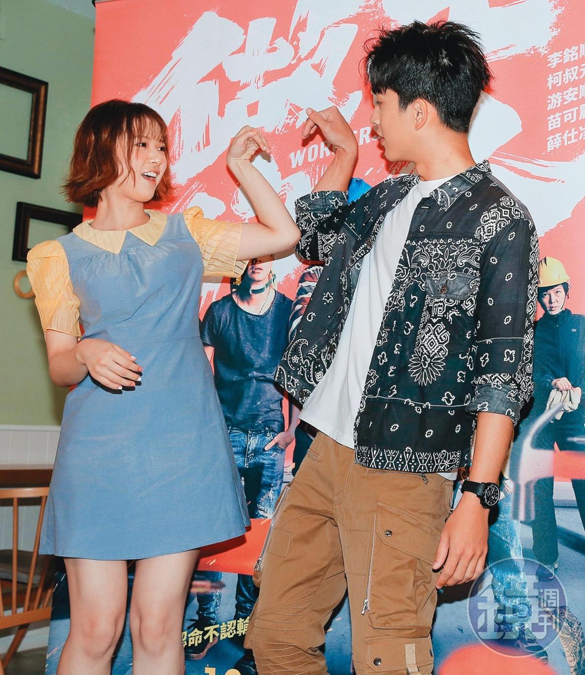 項婕如（左）跟曾敬驊（右）湊對成為CP，只是創意愛心手勢之間有所破口，看來顯得不具喜氣。
