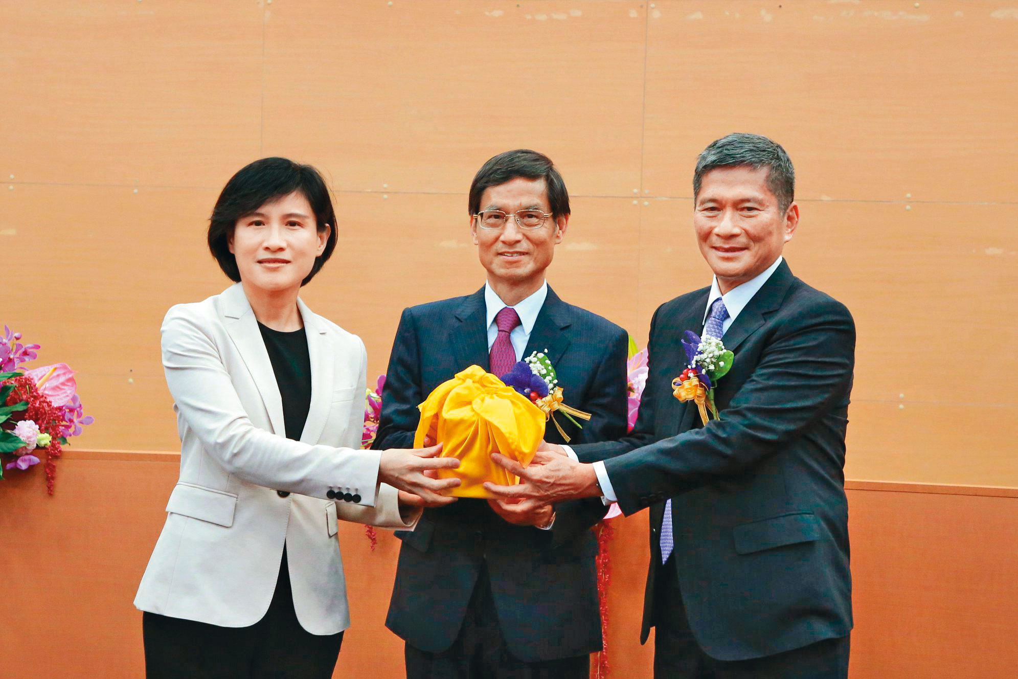 被譽為「史上最棒文化部長」的鄭麗君（左）卸任，由曾任公共電視總經理、客委會主委的李永得（右）接任。（文化部提供）