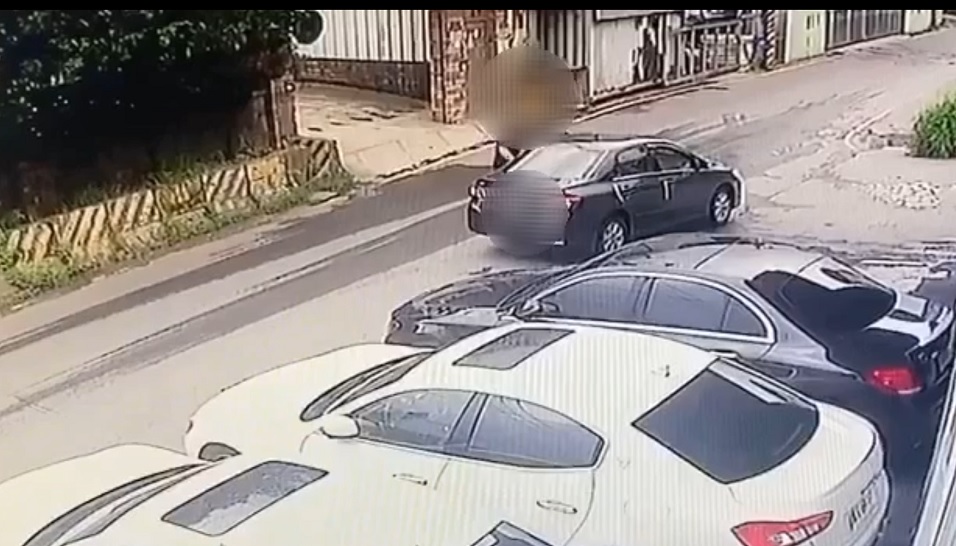 陳嫌因借貸糾紛，前往中和一處車行開槍掃射洩忿。（翻攝畫面）
