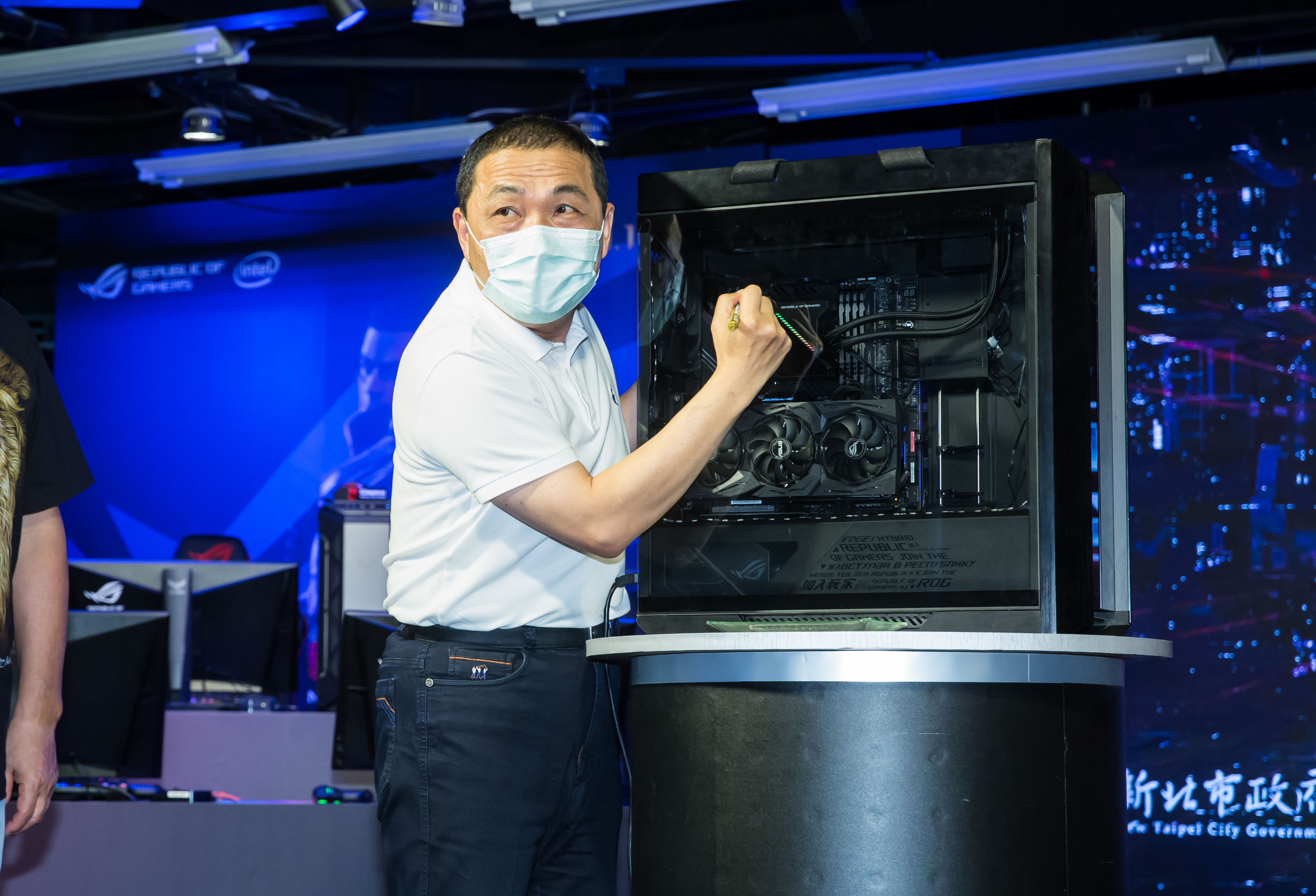 侯友宜力推河岸「幸福三部曲」，在新北市設置多個愛情主題園區，未料竟捲入抄襲風波。