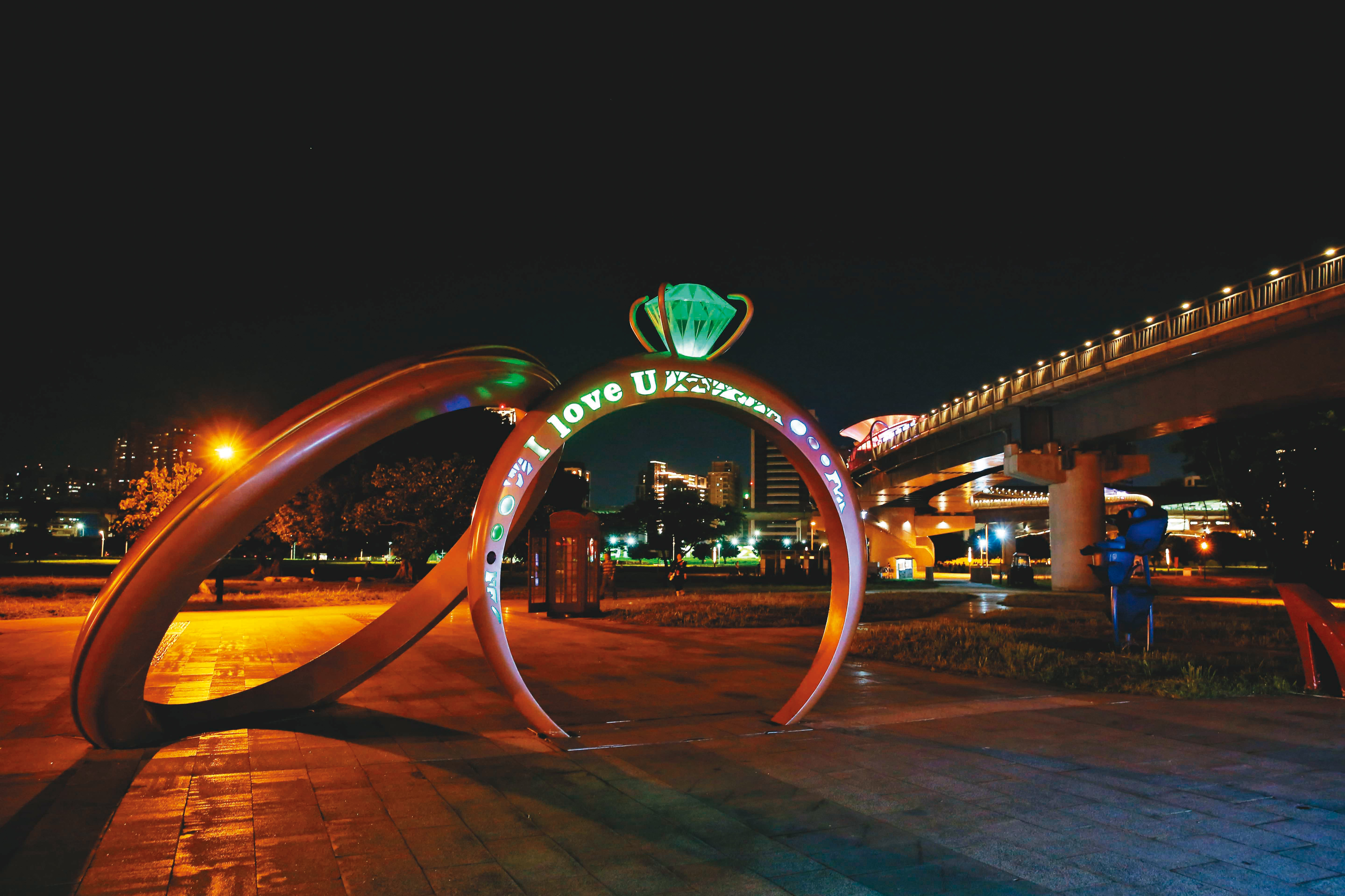 不只是新月橋有鑽石布景，三重幸福水漾公園早在2018年就有類似的造型地標。