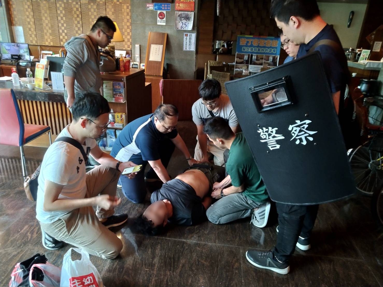 林嫌在恆春某飯店遭警方壓制逮捕。（翻攝畫面）