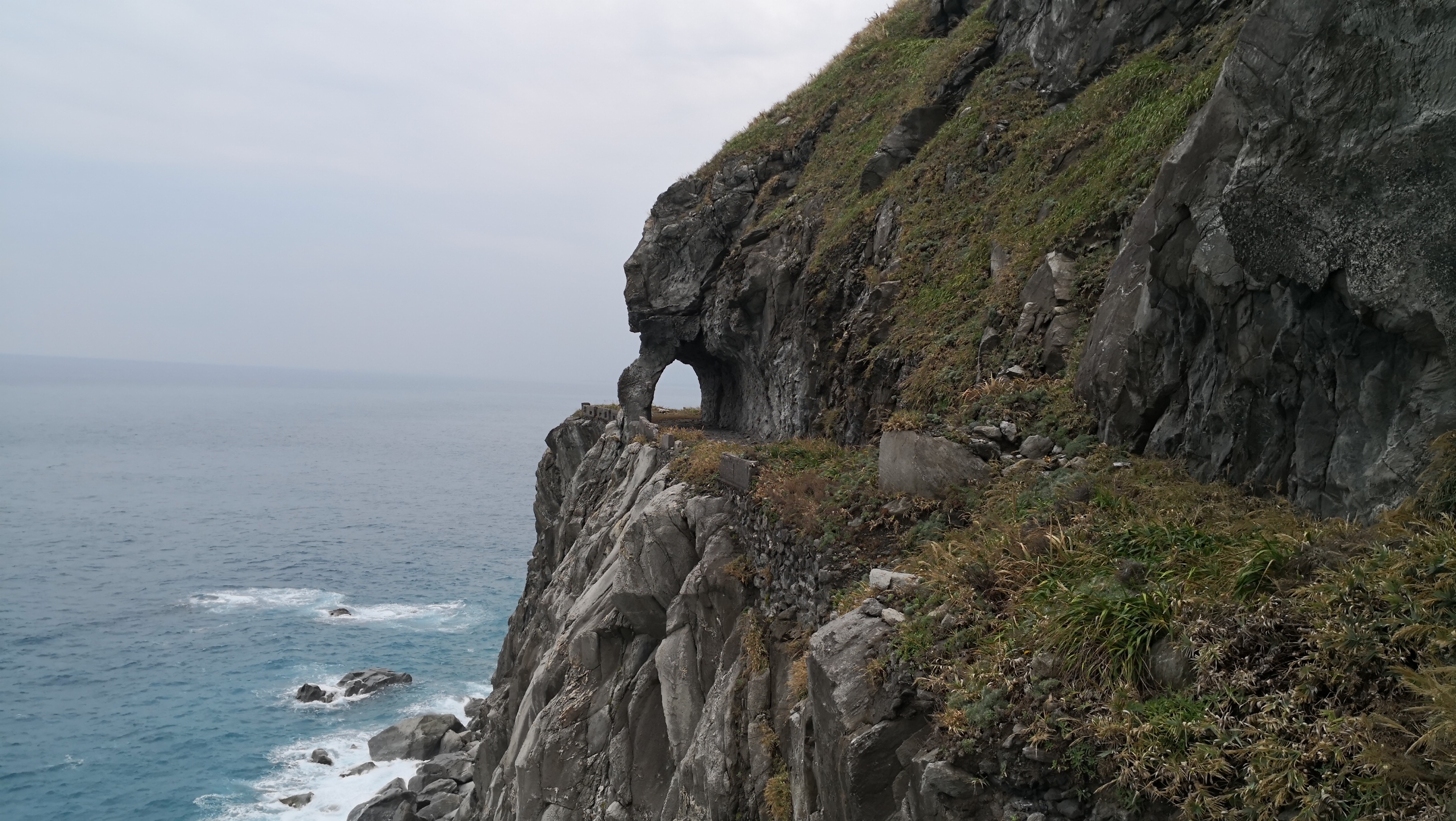 象鼻隧道位在舊蘇花公路姑姑子斷崖之上。