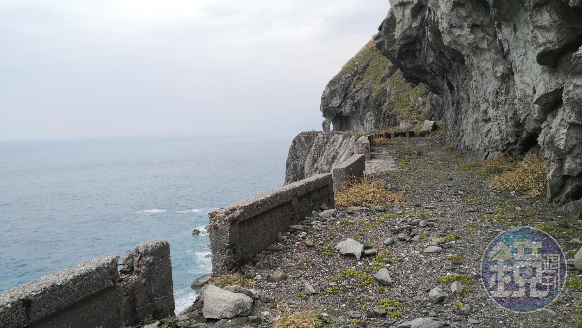 曾經的臨海道路旁仍留有圍籬，看得出路面並不寬廣。