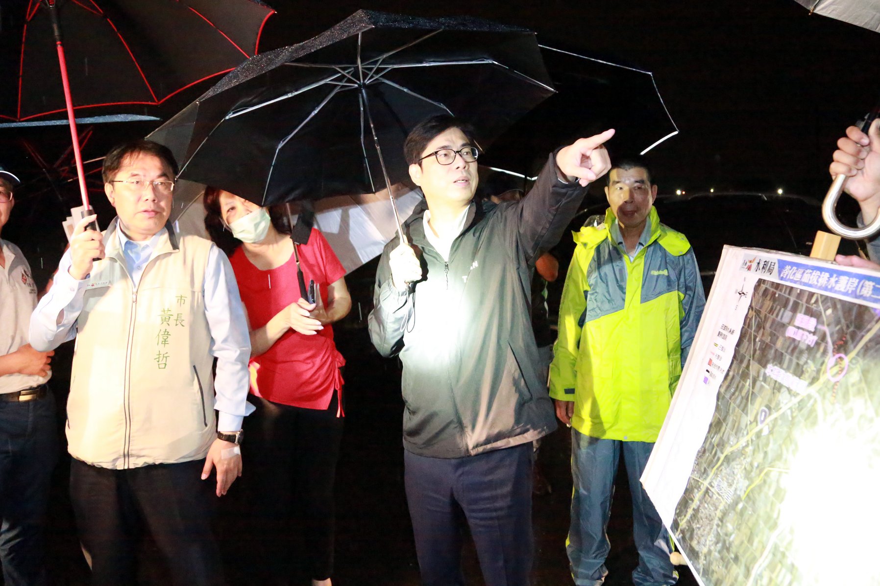 陳其邁連夜到高雄勘災,被高雄市民稱讚是「真正高雄市長回來了」。(翻攝自陳其邁臉書)