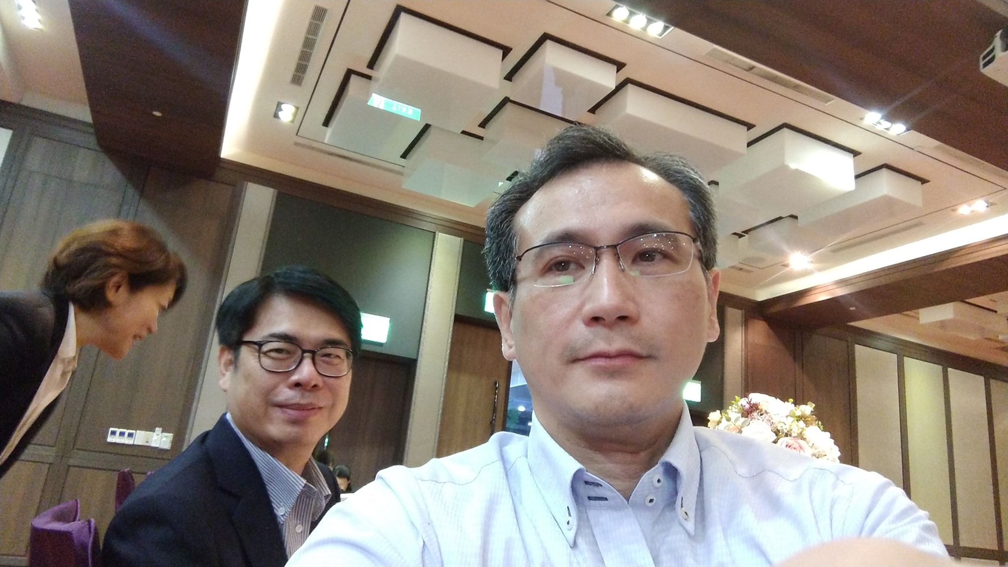 民進黨團幹事長鄭運鵬在臉書貼出餐會中與行政院副院長陳其邁同桌合照。(翻攝鄭運鵬臉書)