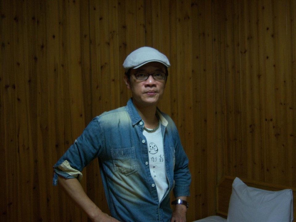 吳朋奉被家人發現時也倒臥家中地板，無生命跡象。（翻攝自吳朋奉臉書）